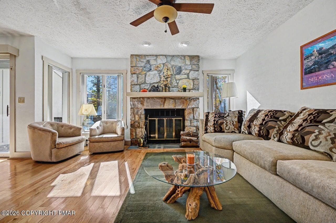 Living - 1063 Crestwoods Drive, Pocono Pines, PA 18350