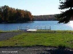HANDICAP FISHING PIER - 14-21-6 OMAHA Trail, Pocono Lake, PA 18347