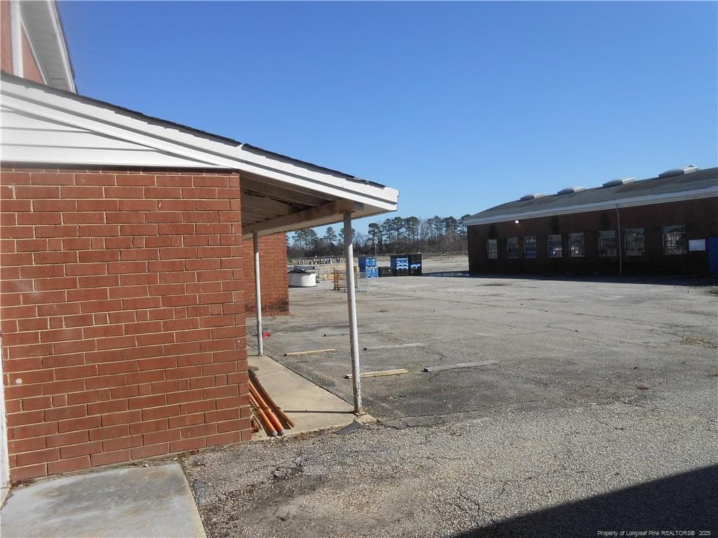 Area between buildings - 3500 E Elizabethtown Road, Lumberton, NC 28358