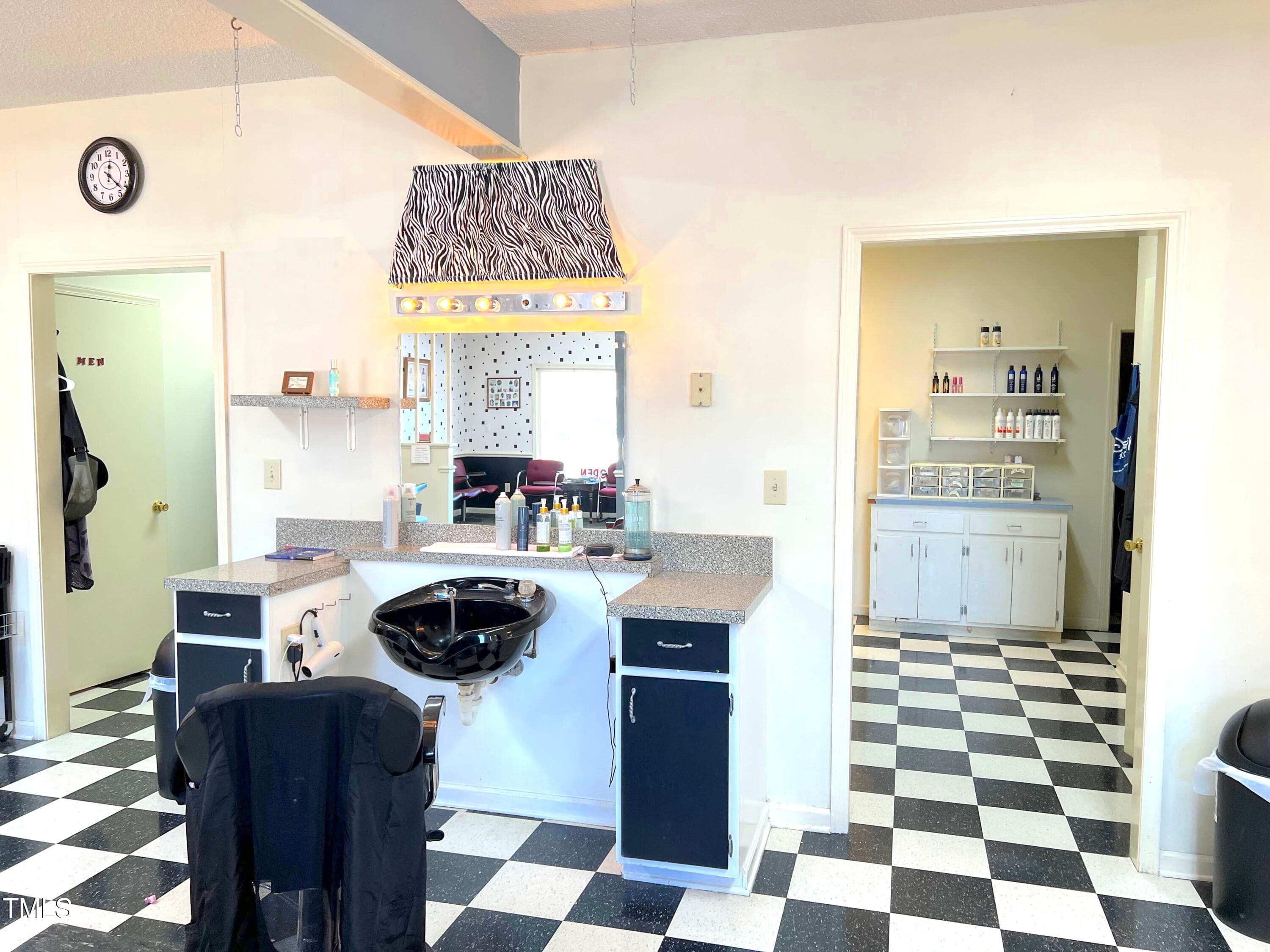 Inside11 - 698 E New Hope Road, Goldsboro, NC 27534, Goldsboro