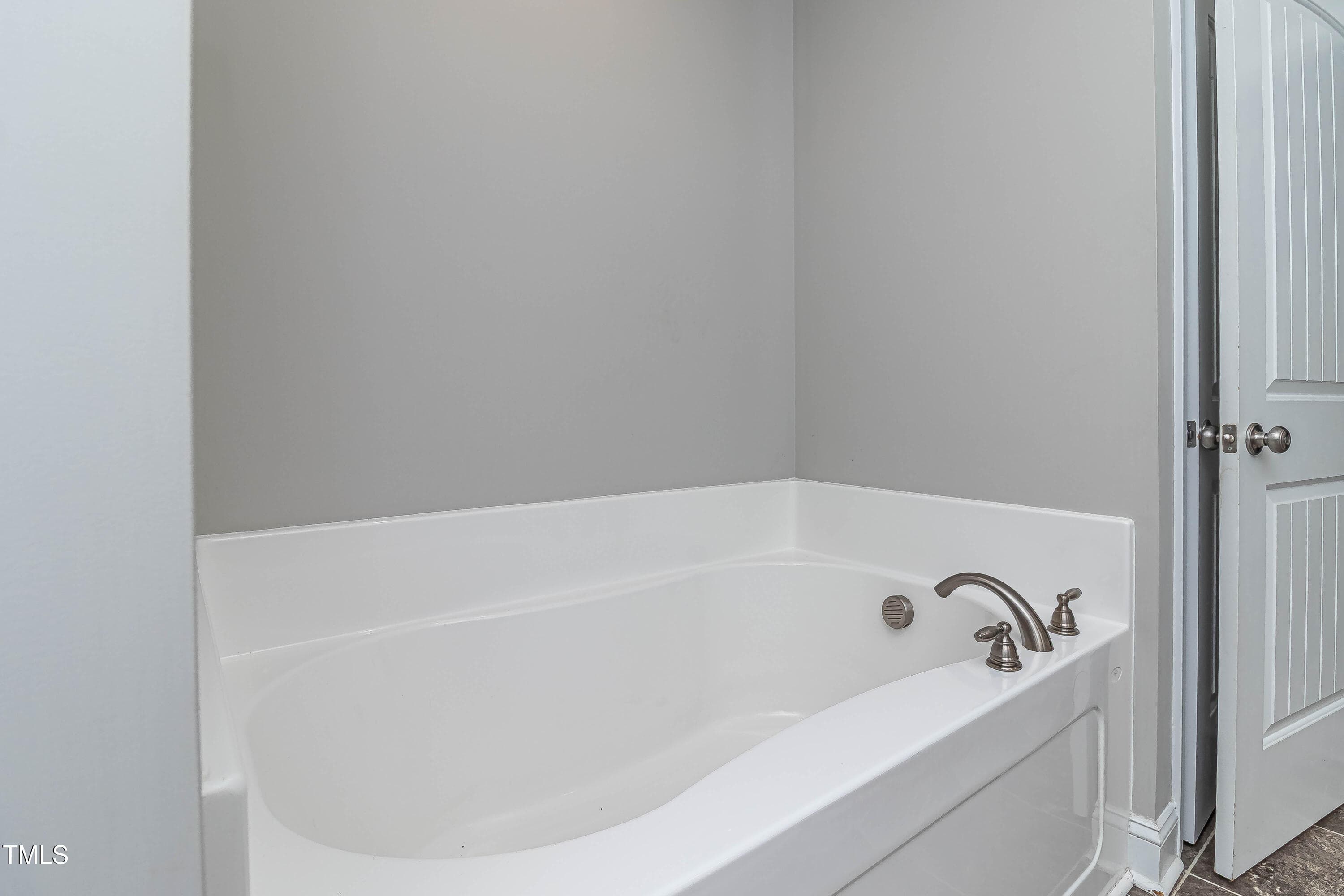 9-A-MasterBath-Tub - 313 Aaron'S Place, Goldsboro, NC 27530
