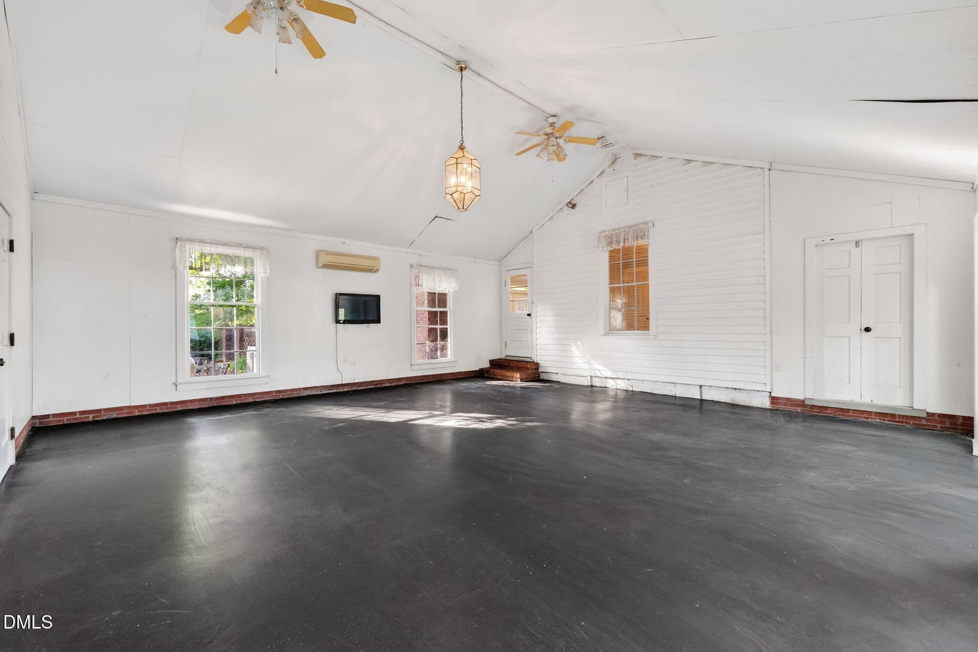 36-web-or-mls-DSC01832 - 207 W 3rd Street, Princeton, NC 27569