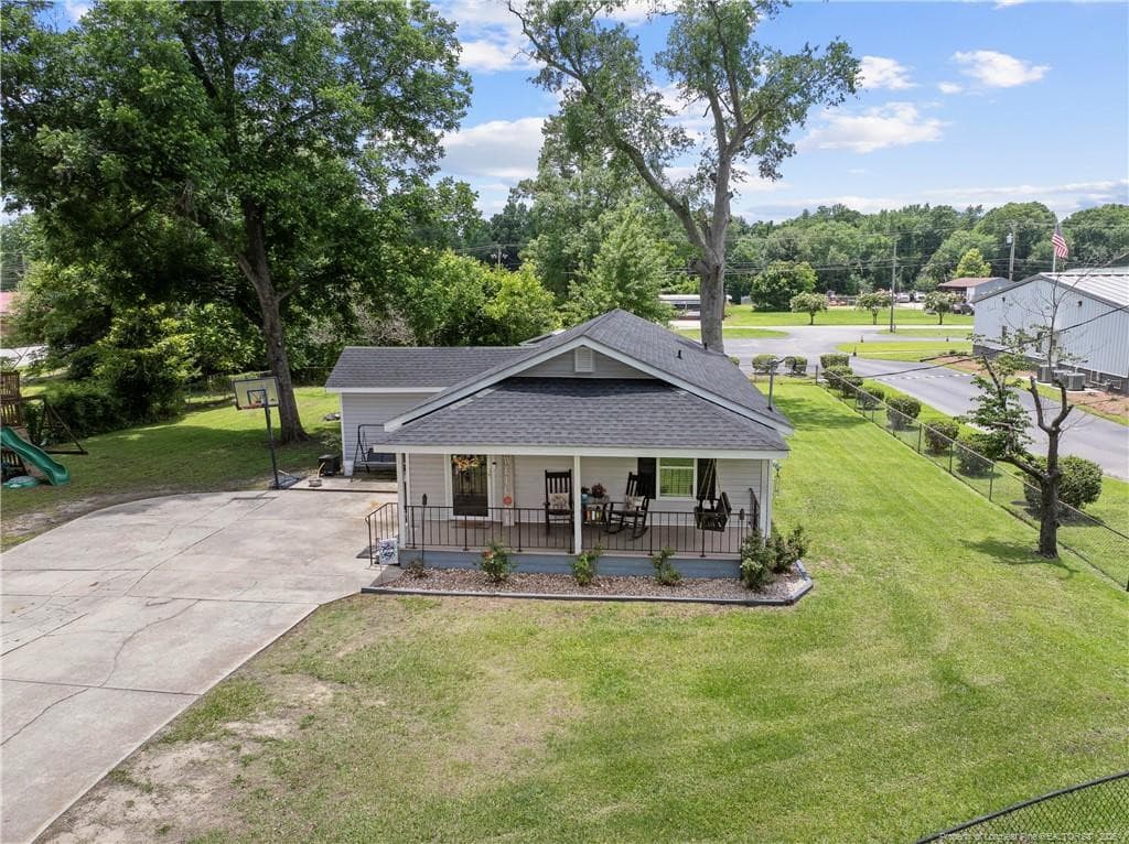 Photo 3 - 400 Anne Street, Bladenboro, NC 28320, Bladenboro