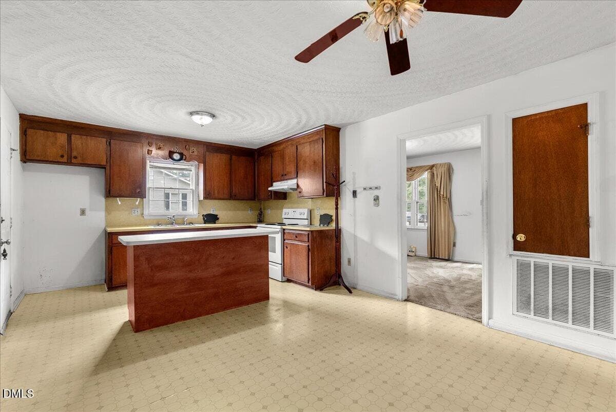 20-DSC02412 - 311 Farley Circle, Roanoke Rapids, NC 27870