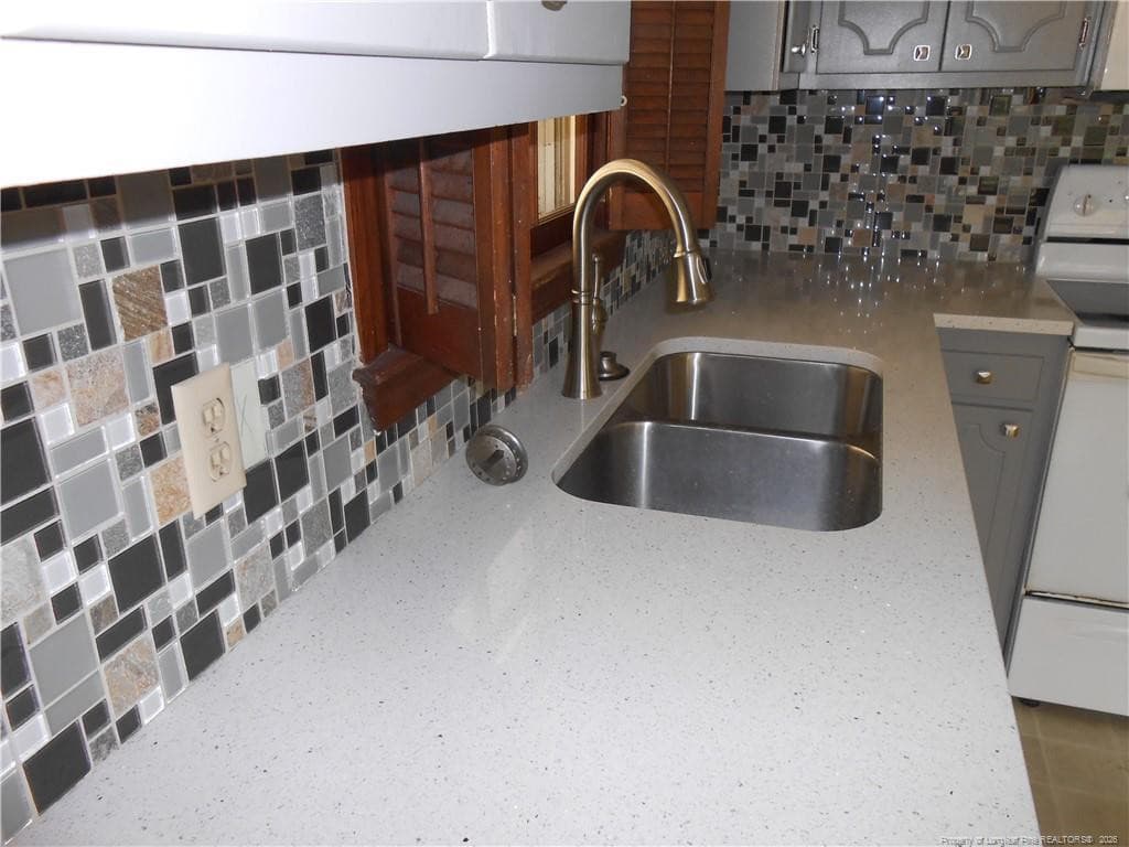 Granite/Backsplash - 305 W 32 Street, Lumberton, NC 28358