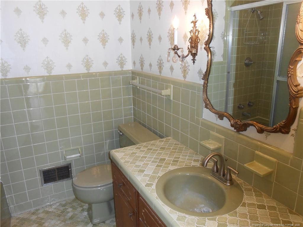 Hall Bathroom - 305 W 32 Street, Lumberton, NC 28358