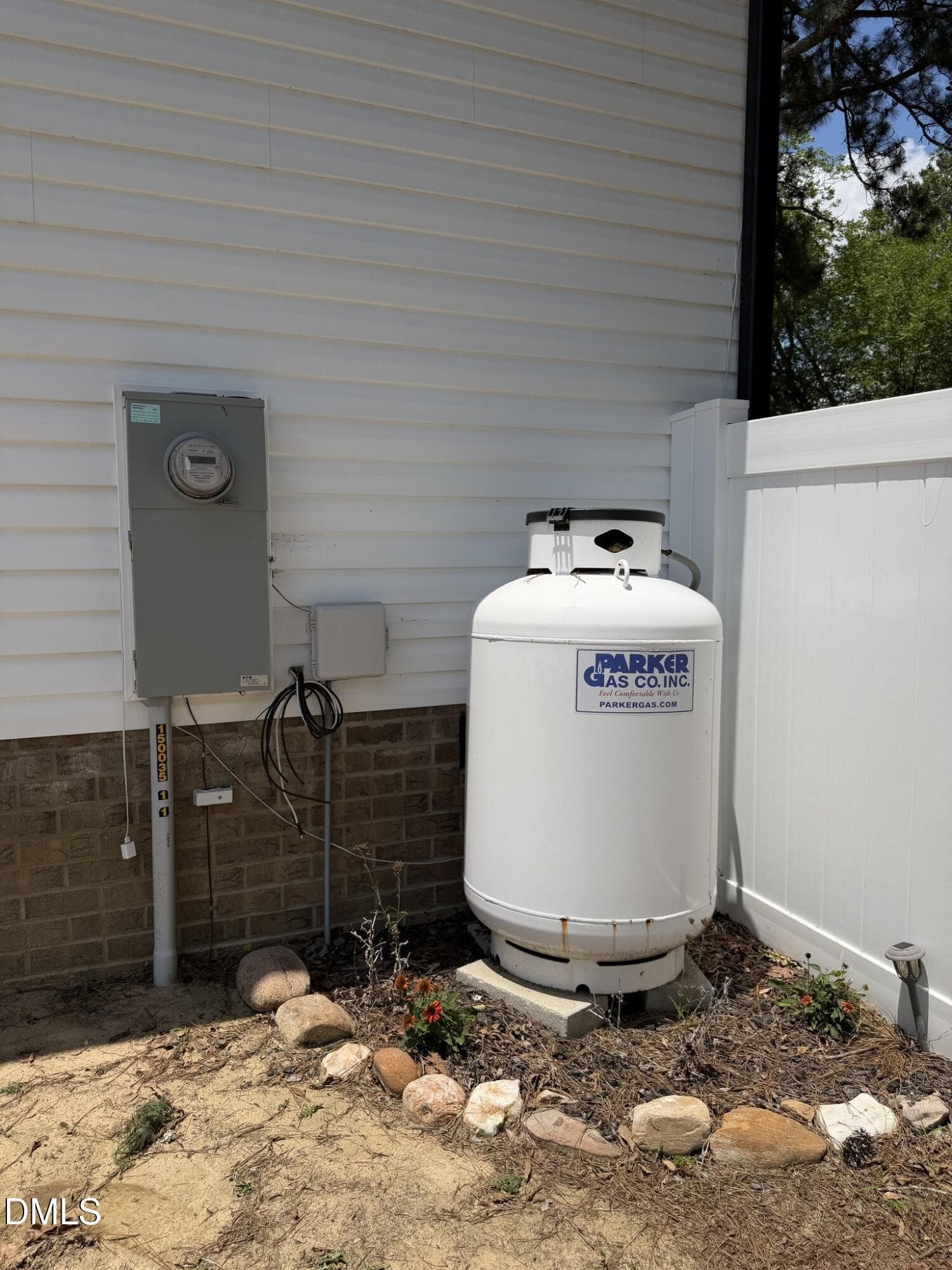 gas tank - 1004 Butler Drive, Erwin, NC 28339