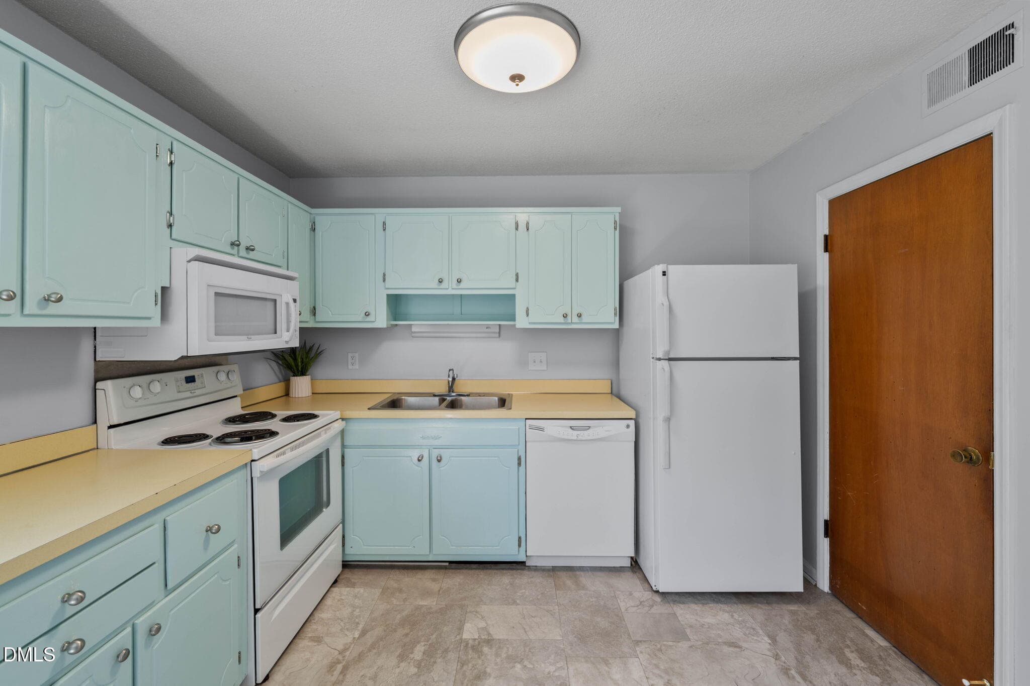 13-web-or-mls-DSC04501 - 1002 Willow Drive Apt 6, Chapel Hill, NC 27514, Chapel Hill