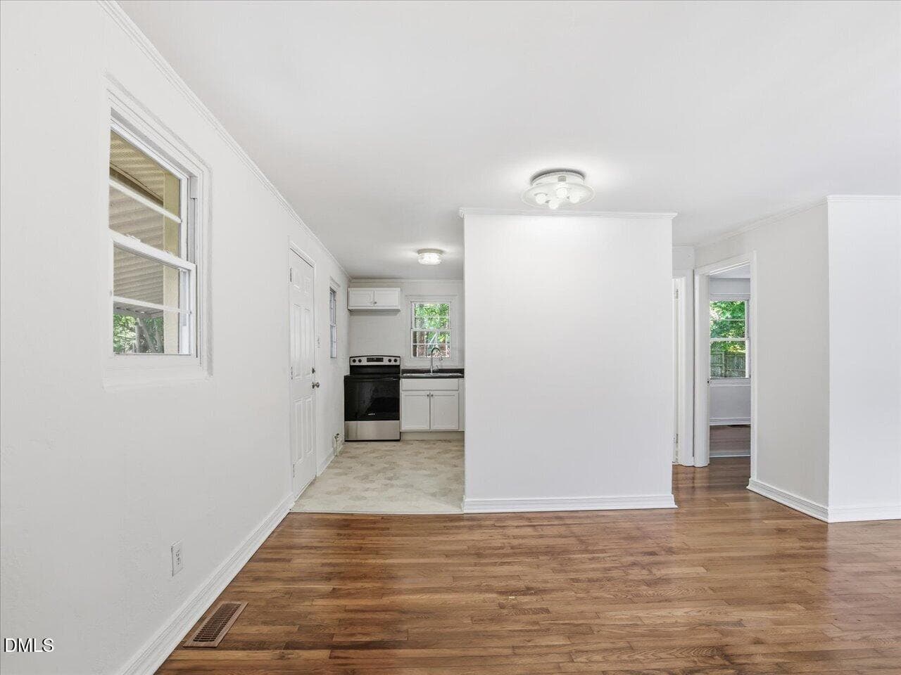 16-Dining - 203 Scarlett Drive, Chapel Hill, NC 27517, Chapel Hill