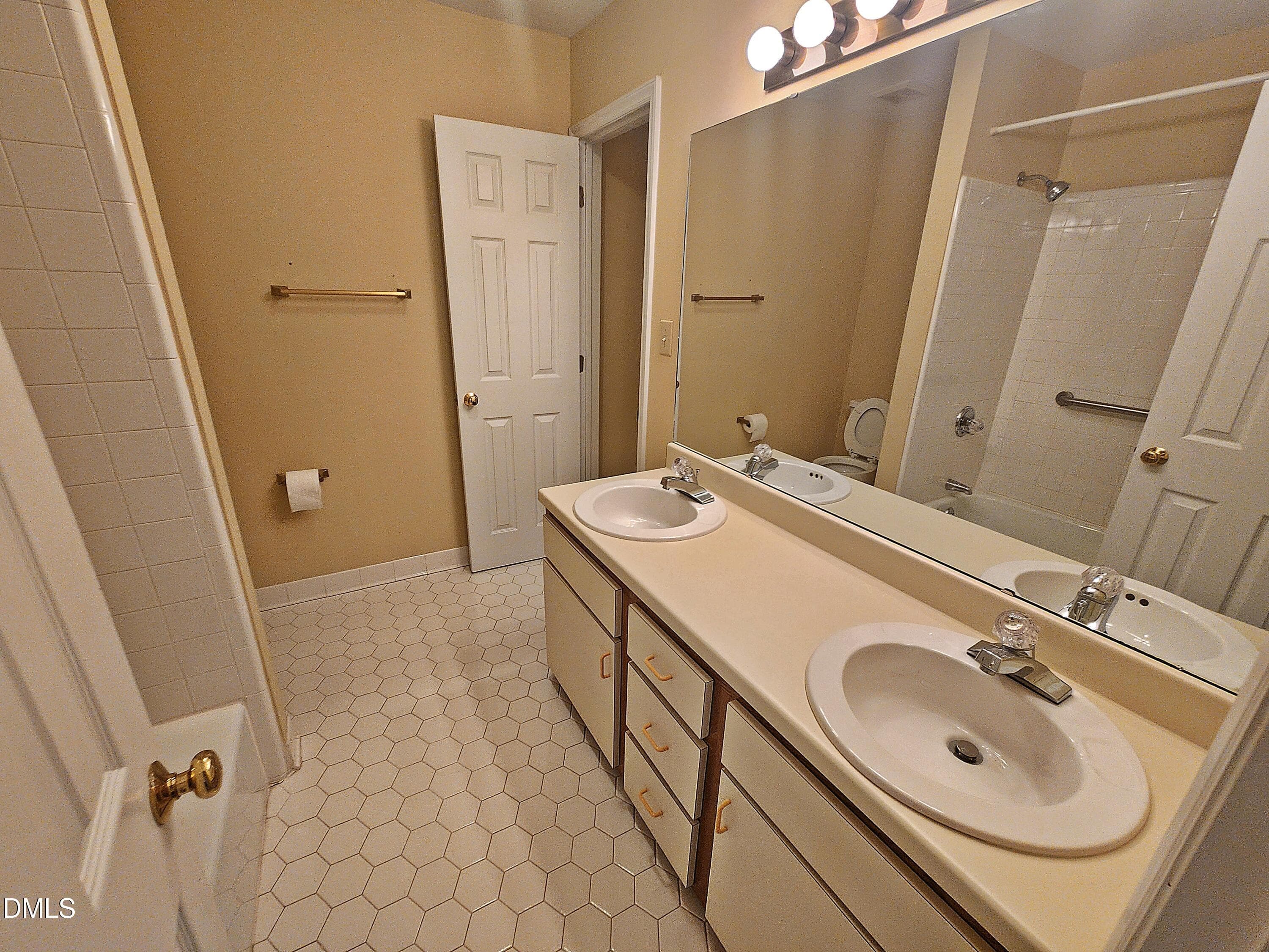 bath 2 c - 1615 Dunraven Drive, Raleigh, NC 27612, Raleigh