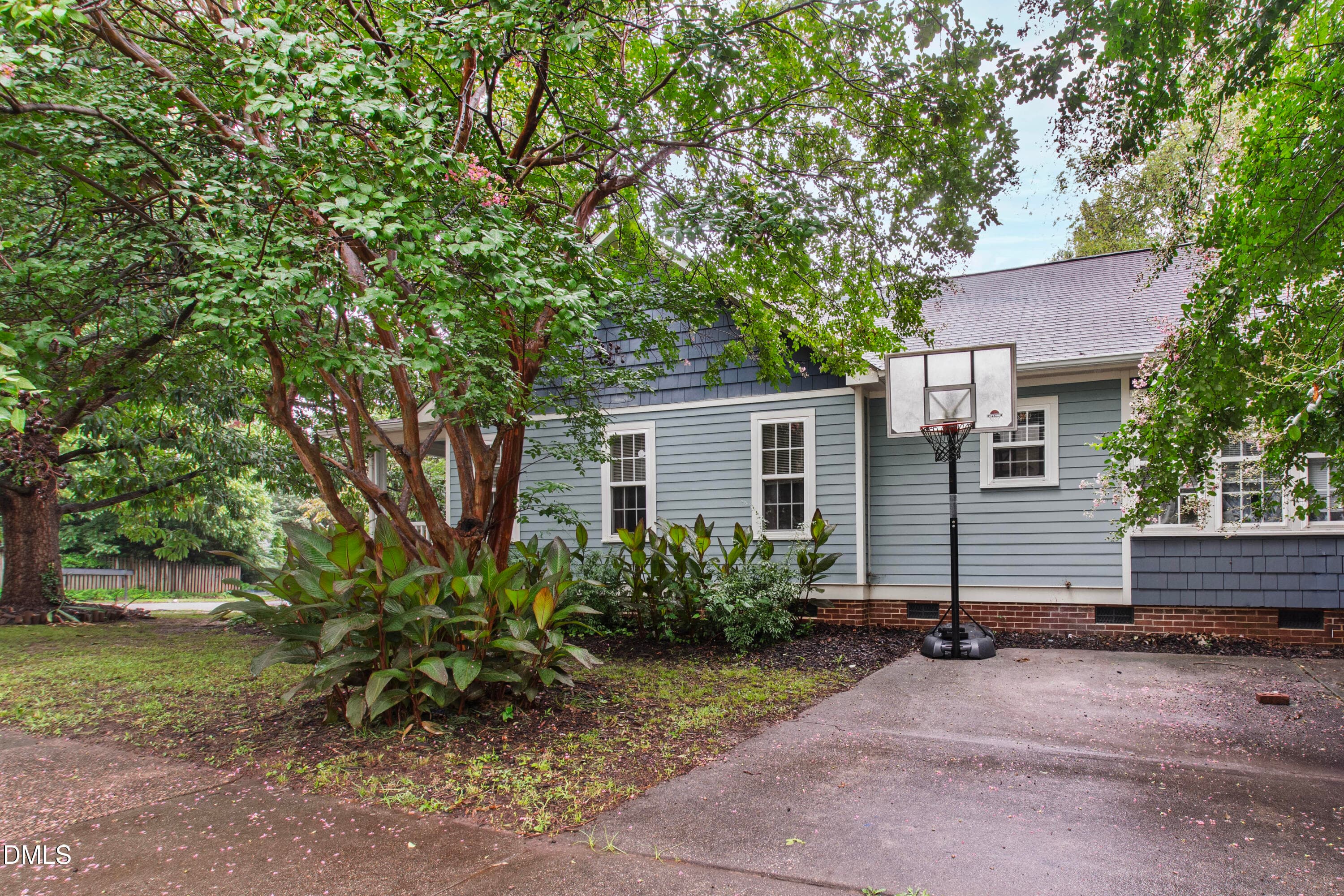 Jones (42) - 702 E Jones Street, Raleigh, NC 27601, Raleigh