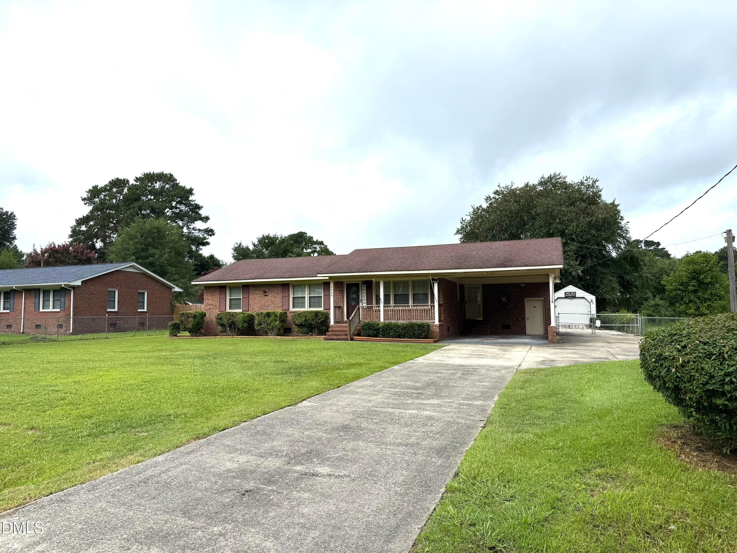 Front driveway - 2248 Longleaf Pine Drive, Kinston, NC 28504