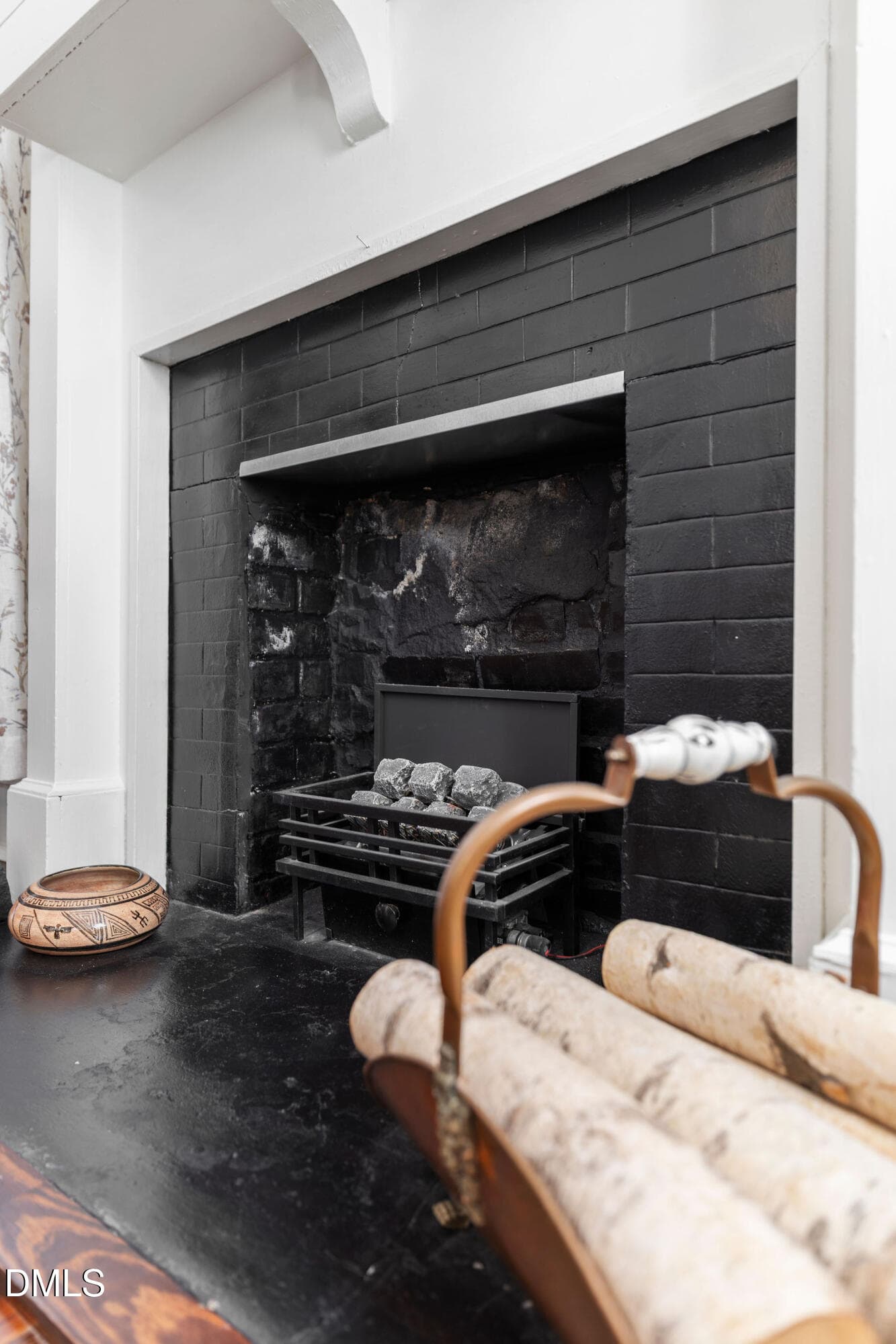 Living Room Fireplace - 313 N Breazeale Avenue, Mount Olive, NC 28365, Mount Olive