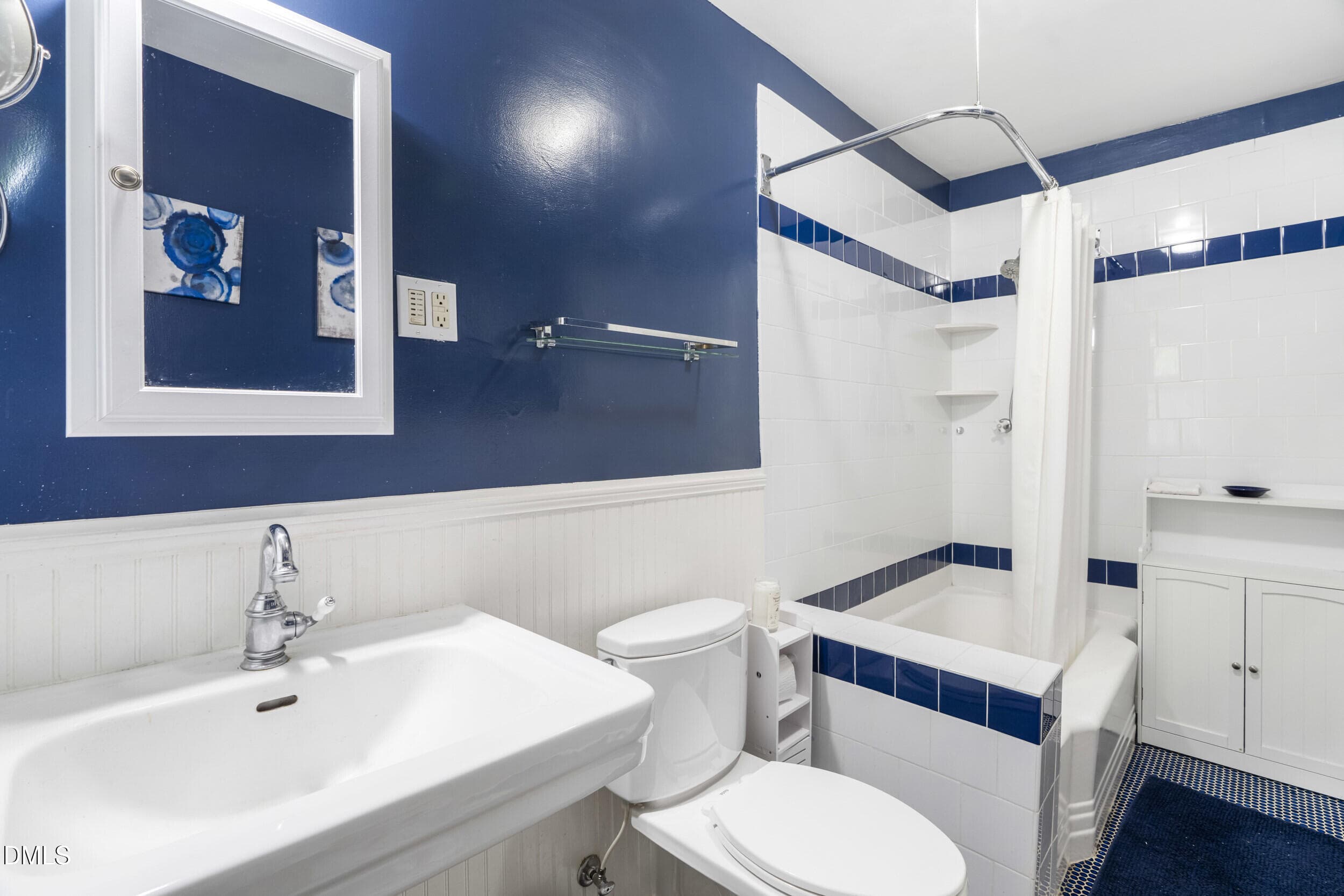 30a - 2nd Floor Bath - 132 Woodburn Road, Raleigh, NC 27605, Raleigh