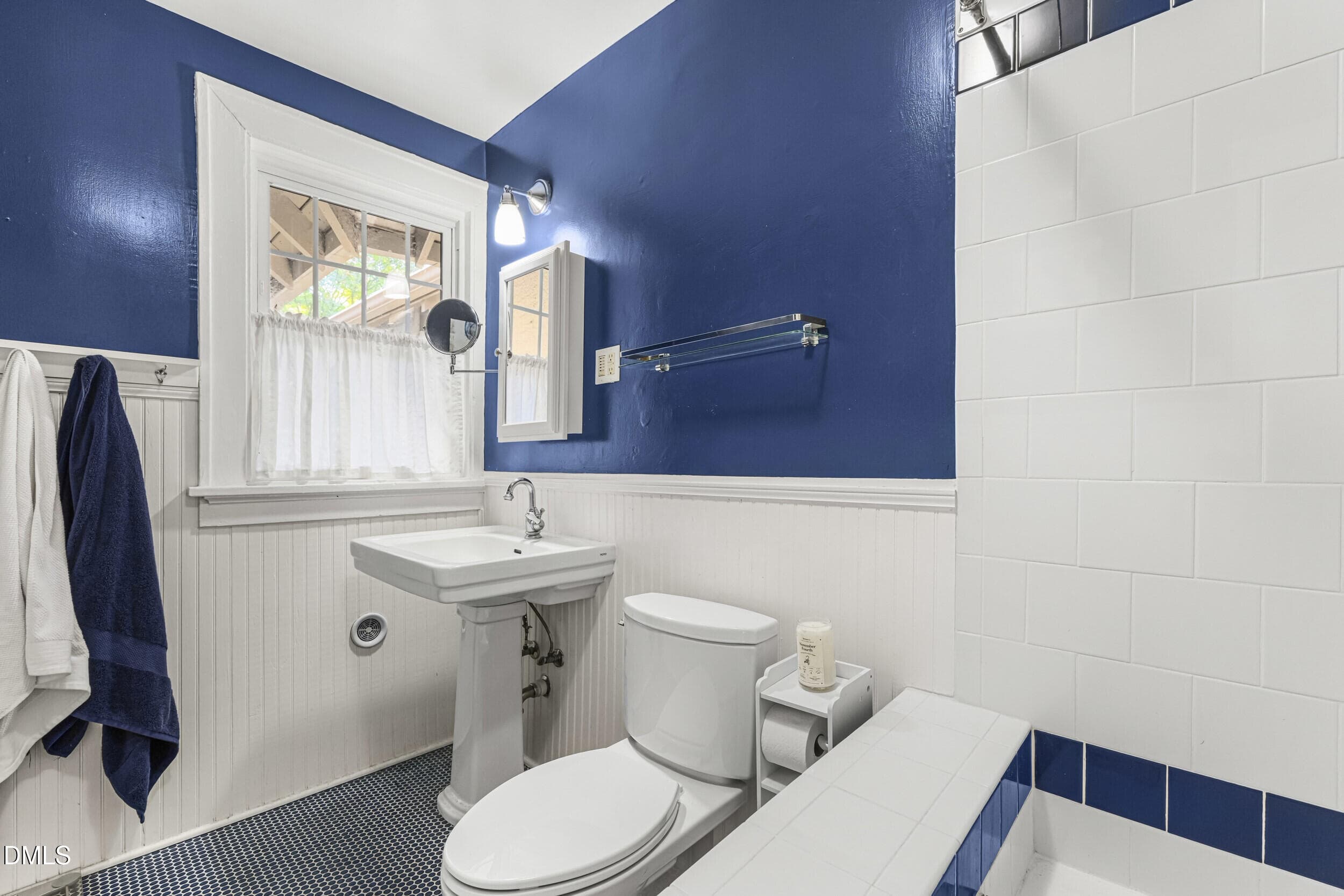 30b - 2nd Floor Bath - 132 Woodburn Road, Raleigh, NC 27605, Raleigh