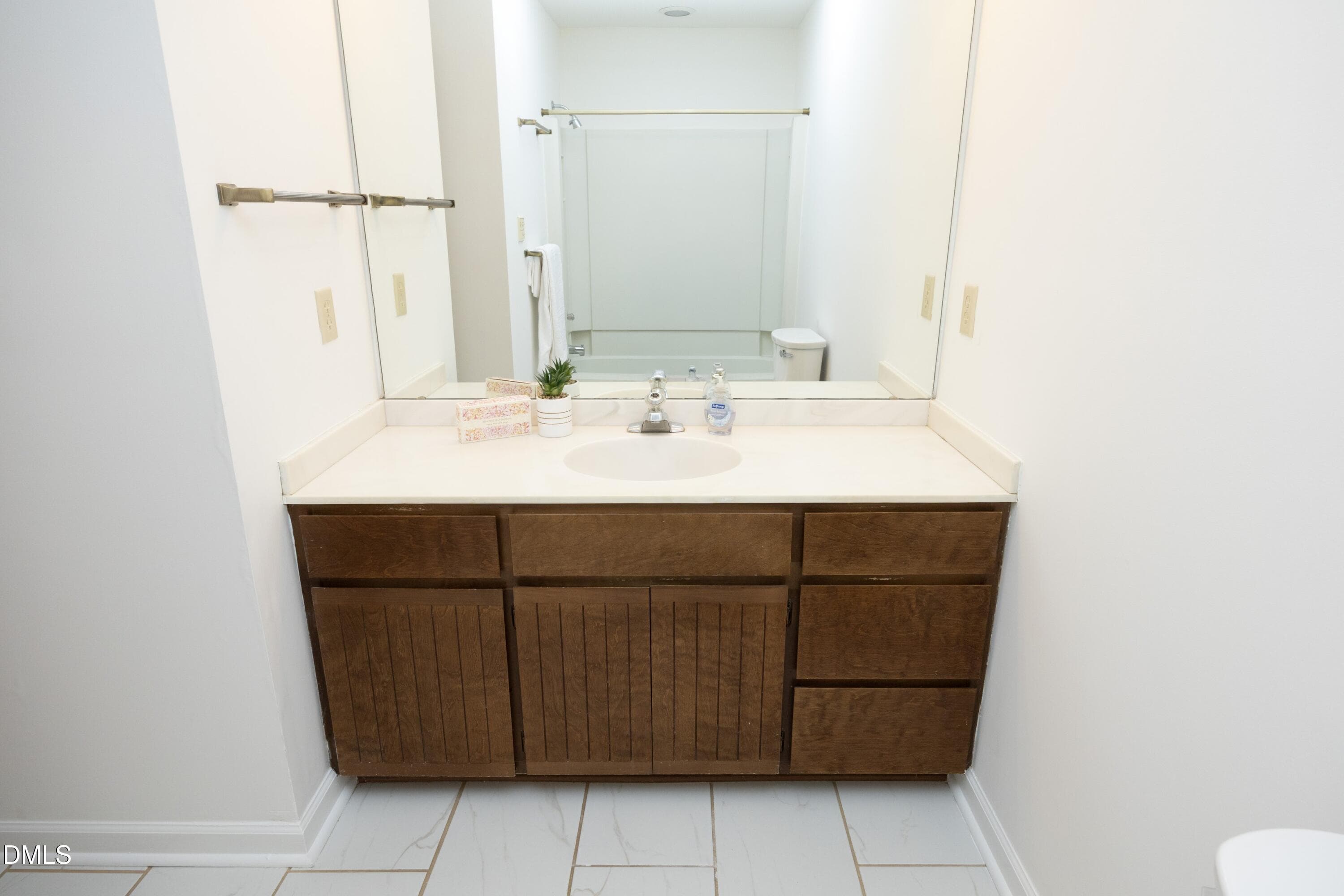 36BullBath - 3004 Rue Sans Famille, Raleigh, NC 27607, Raleigh