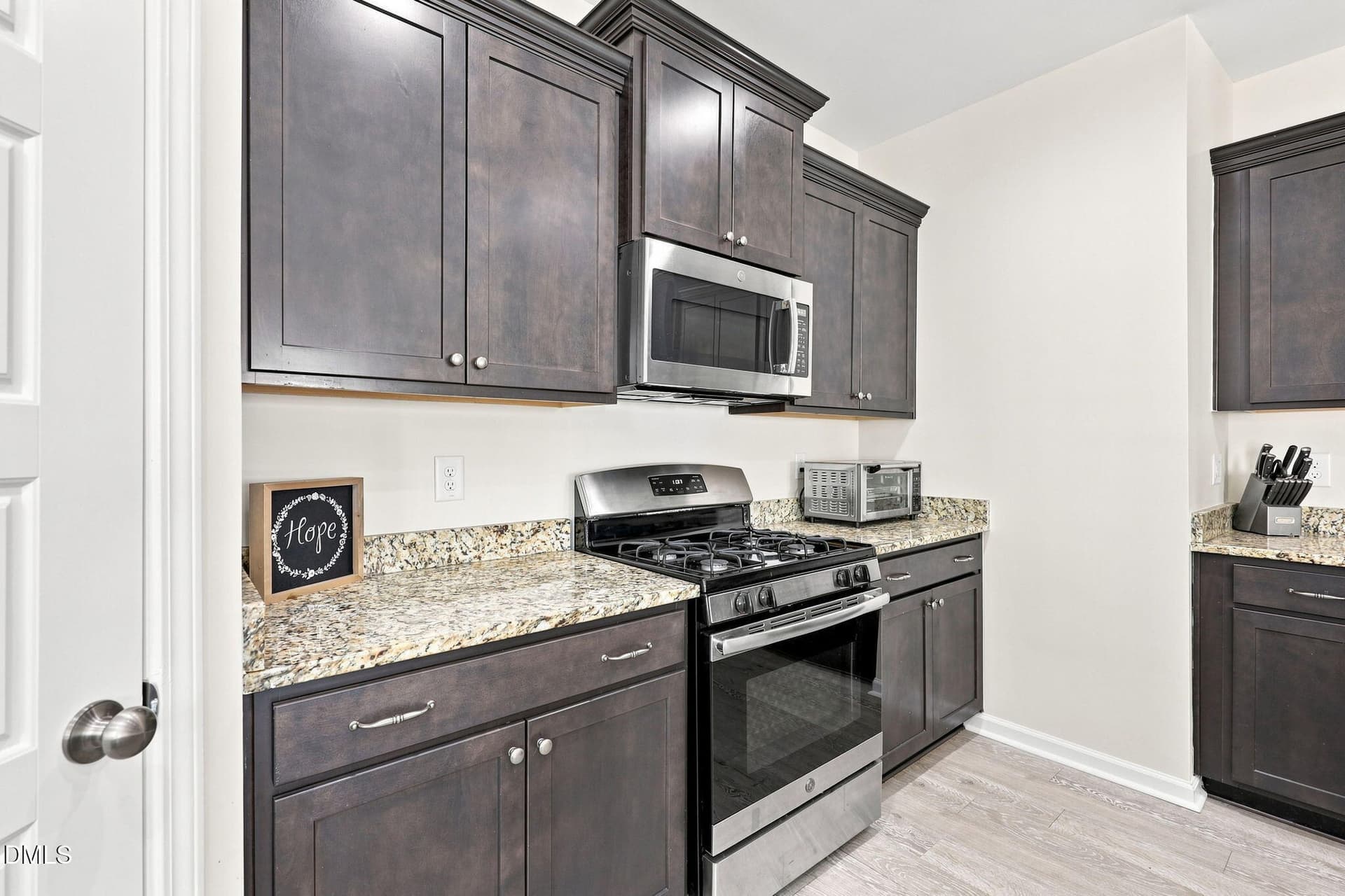 23-gas-stove - 8109 Fieldcrest Lane, Fuquay Varina, NC 27526
