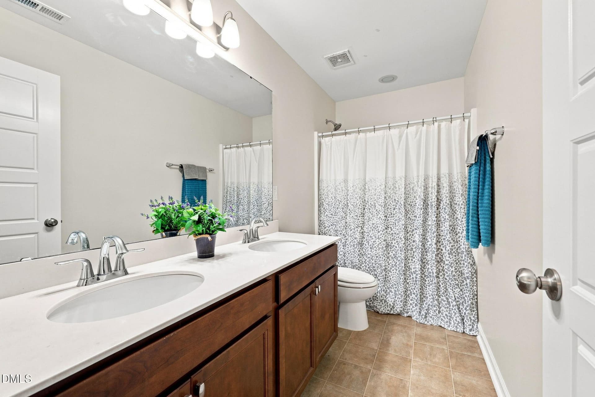 37-guest-bathroom1 - 8109 Fieldcrest Lane, Fuquay Varina, NC 27526