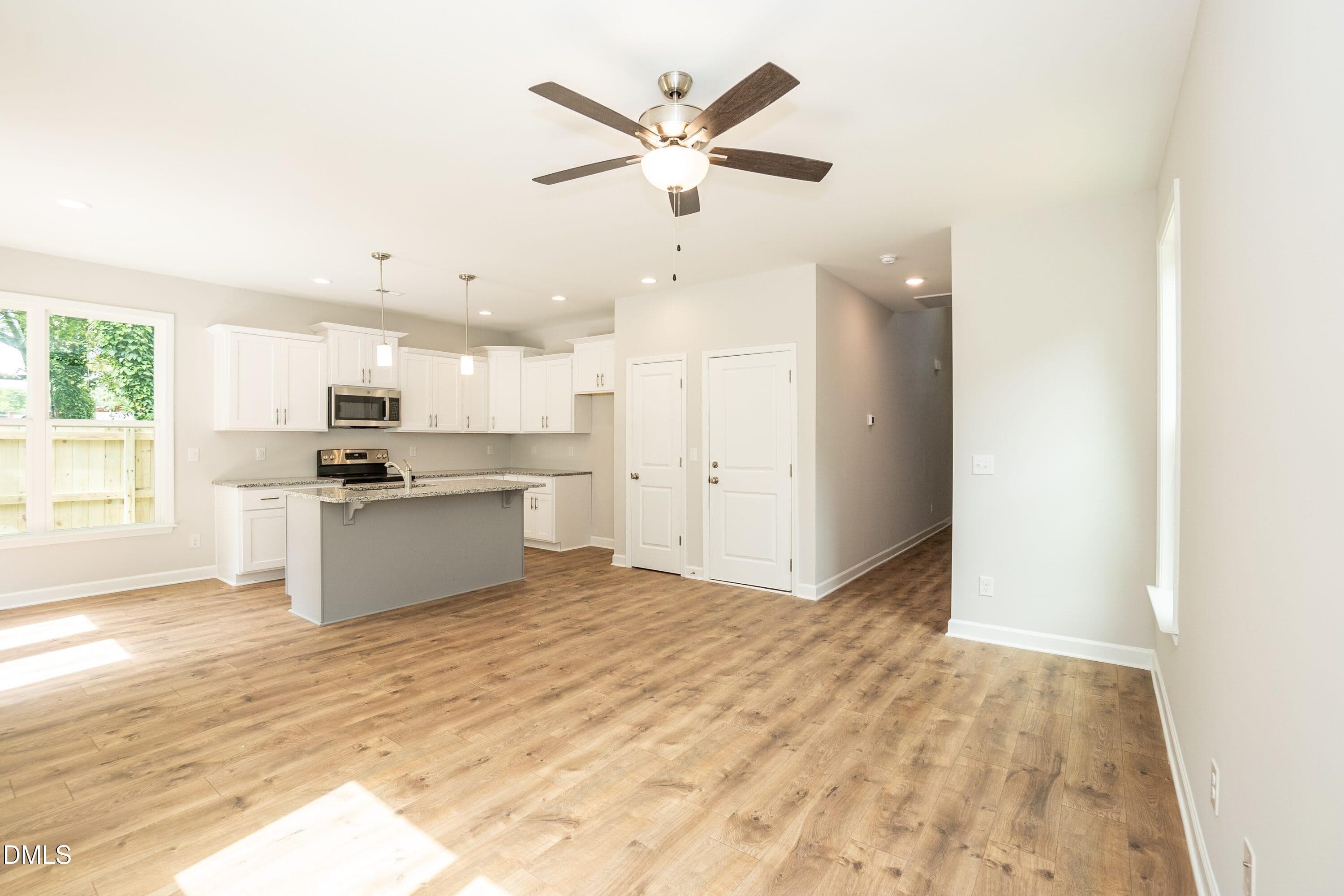 Living 03 (1) - 807 E Harnett Street, Dunn, NC 28334