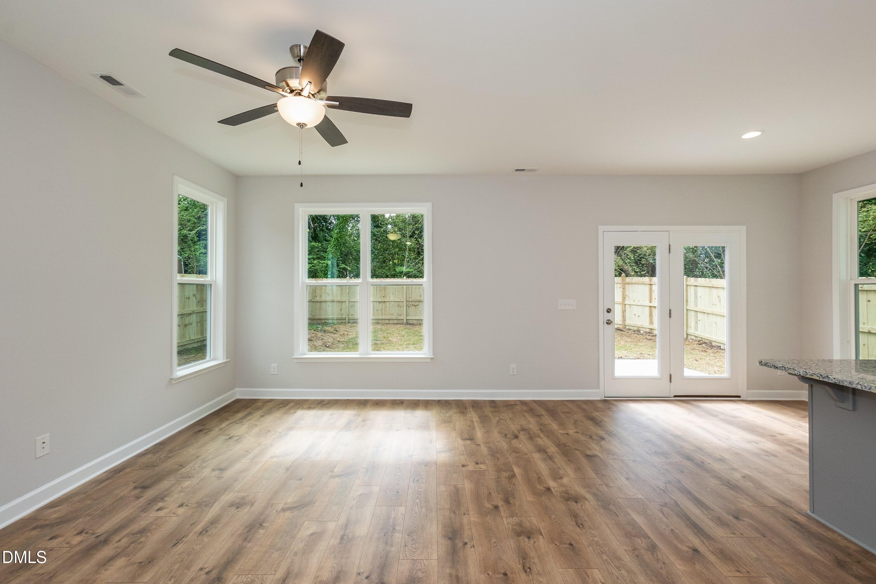 Living 01 (1) - 807 E Harnett Street, Dunn, NC 28334