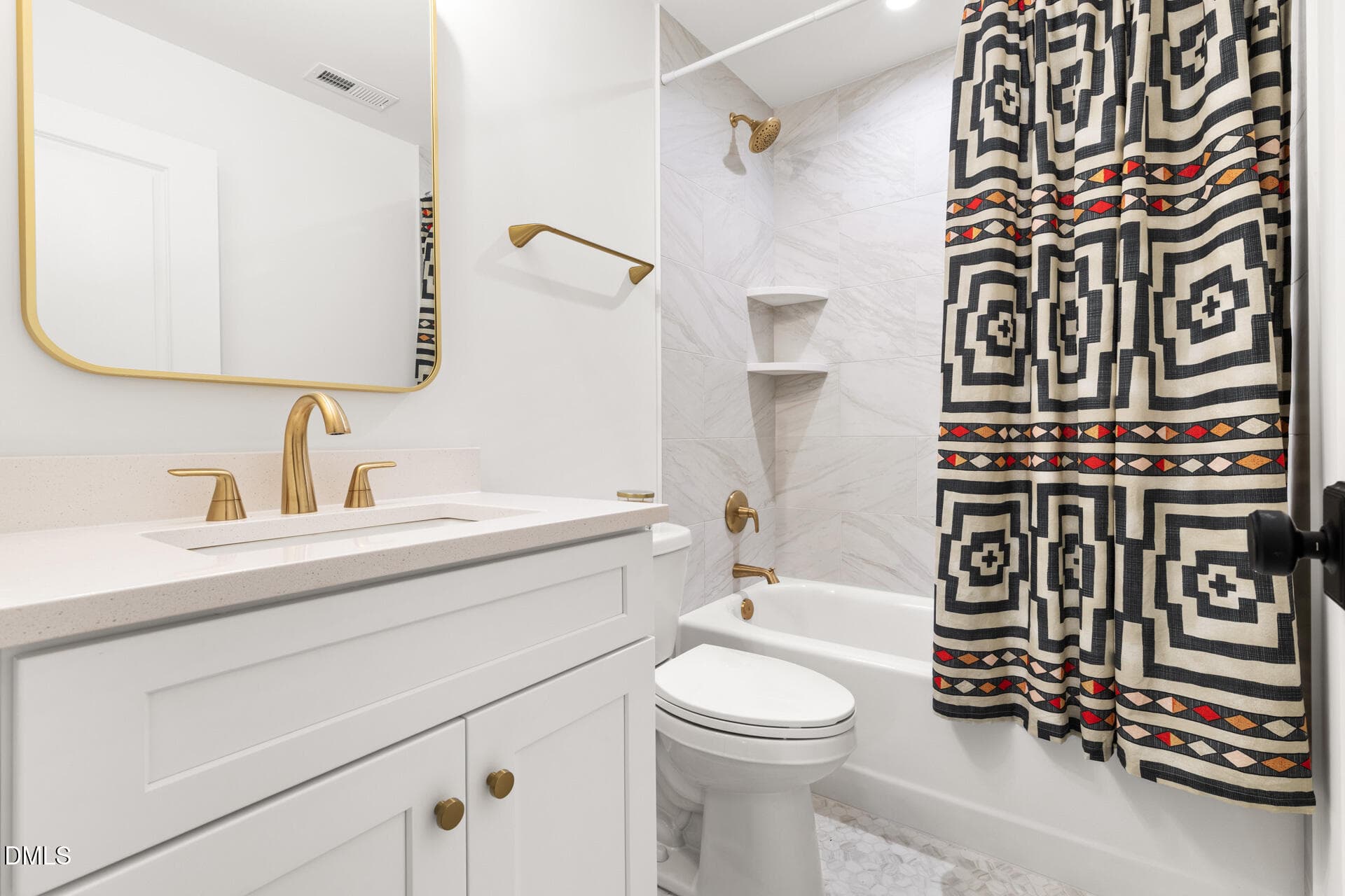 second floor shared bathroom - 407b Edward Street, Durham, NC 27701