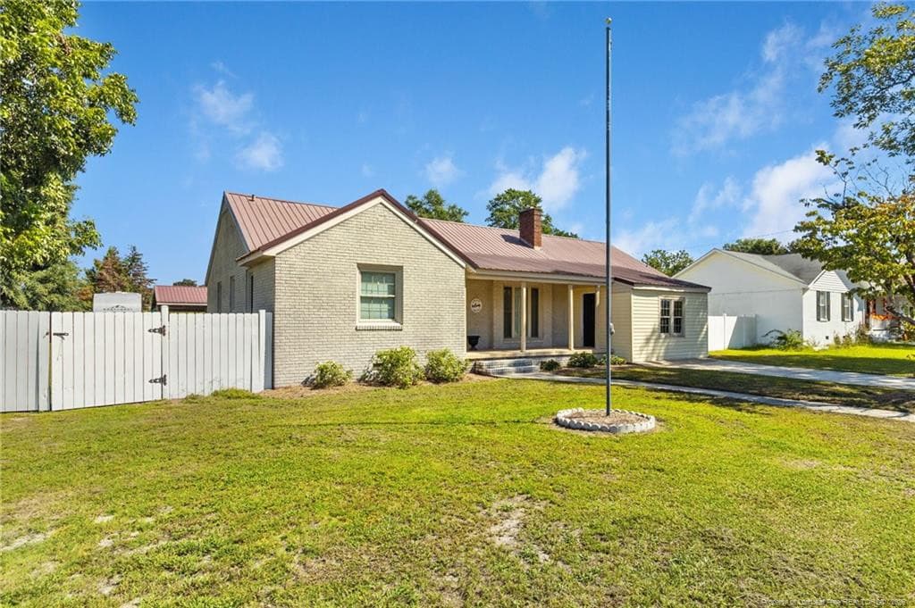 Photo 6 - 410 W Mclean Street, St. Pauls, NC 28384