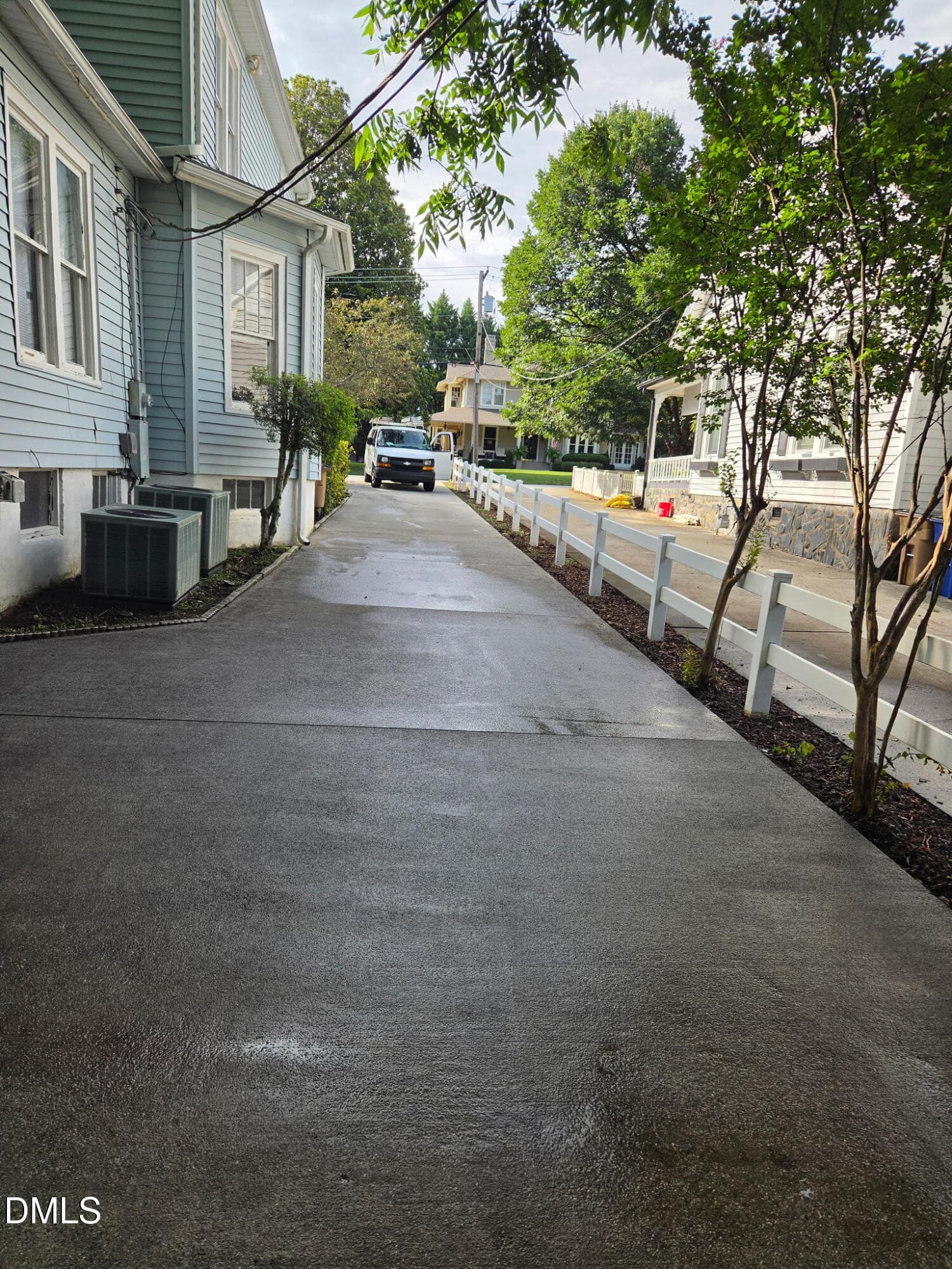 DRIVEWAY PRESSURE WASHED - 616 E Pine Street, Lincolnton, NC 28092