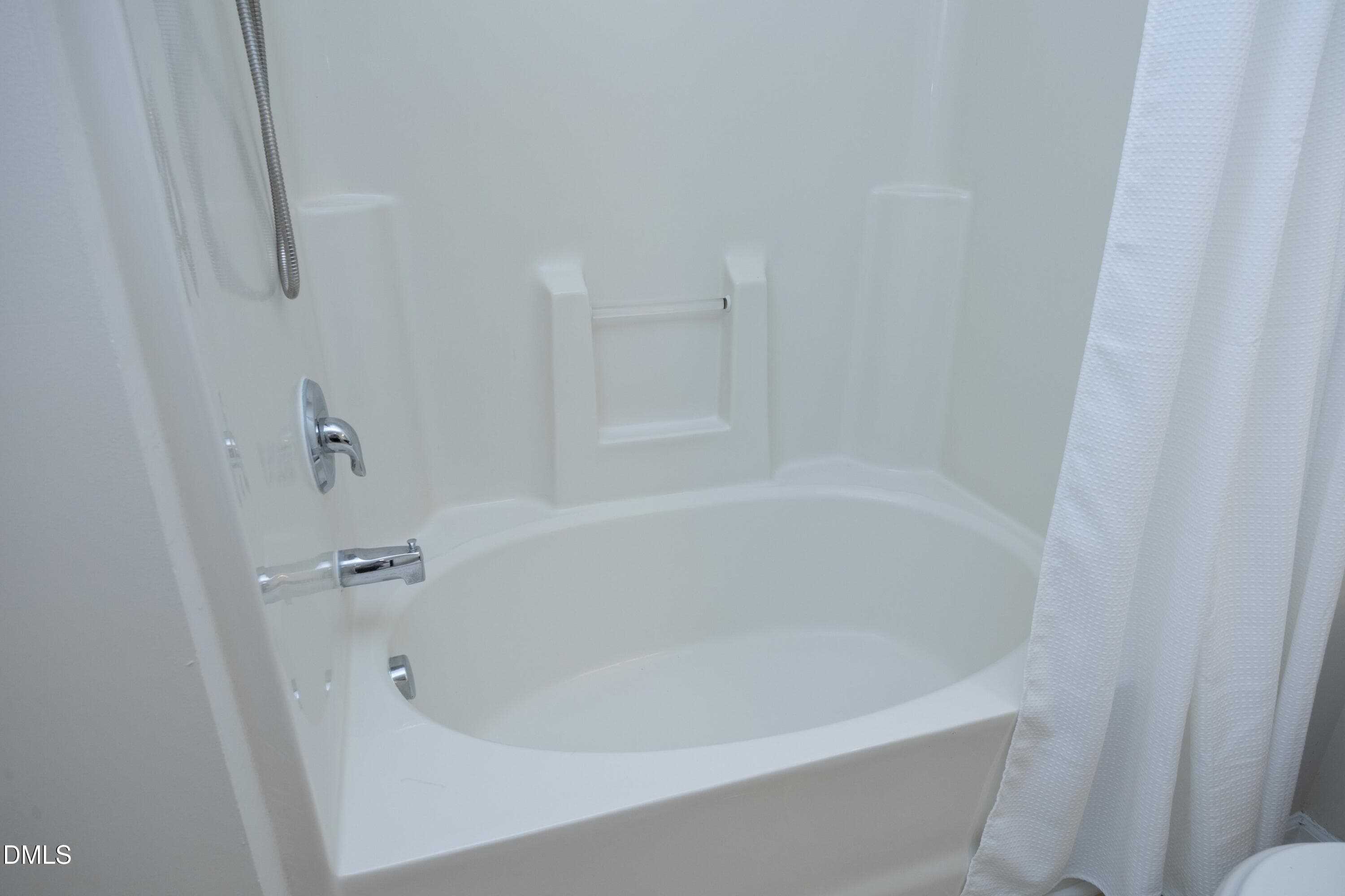 1725 TW Alexander 23 Primary Bath Garden - 1725 Tw Alexander Drive 404, Durham, NC 27703