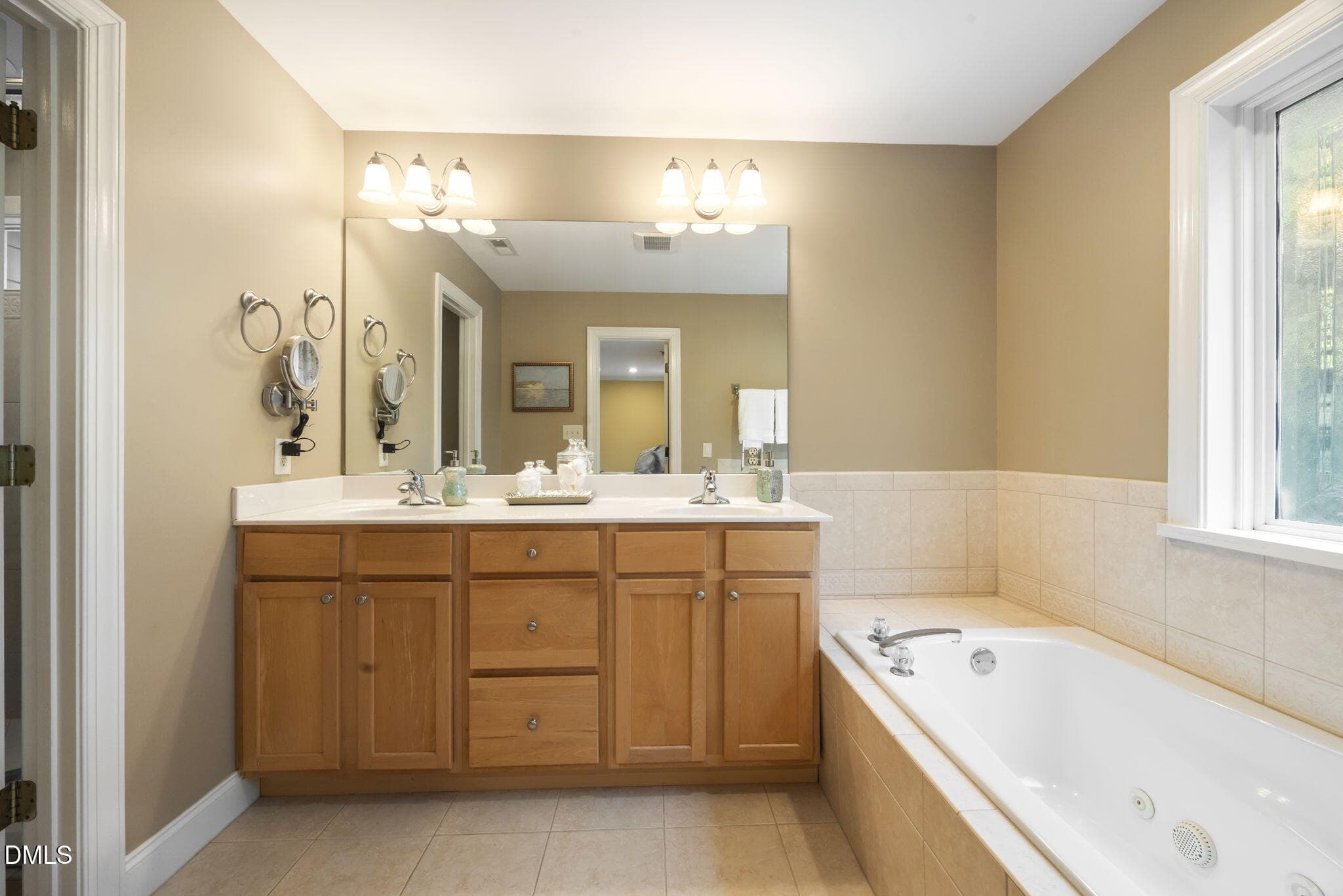 Garden tub with jets - 109 Menteith Court, Apex, NC 27502