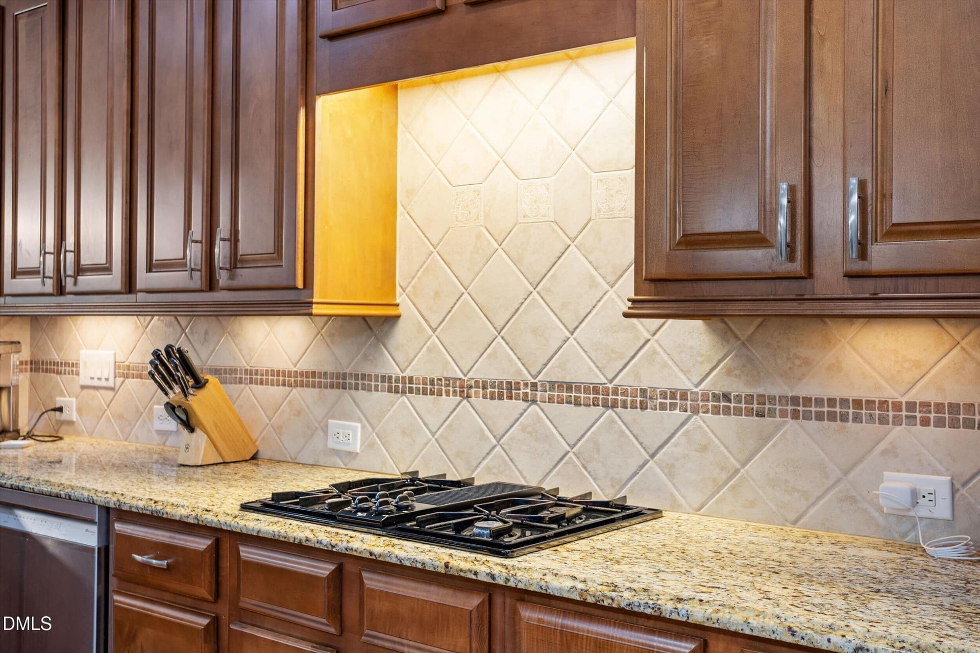 gas cooktop - 328 Bridgegate Drive, Cary, NC 27519