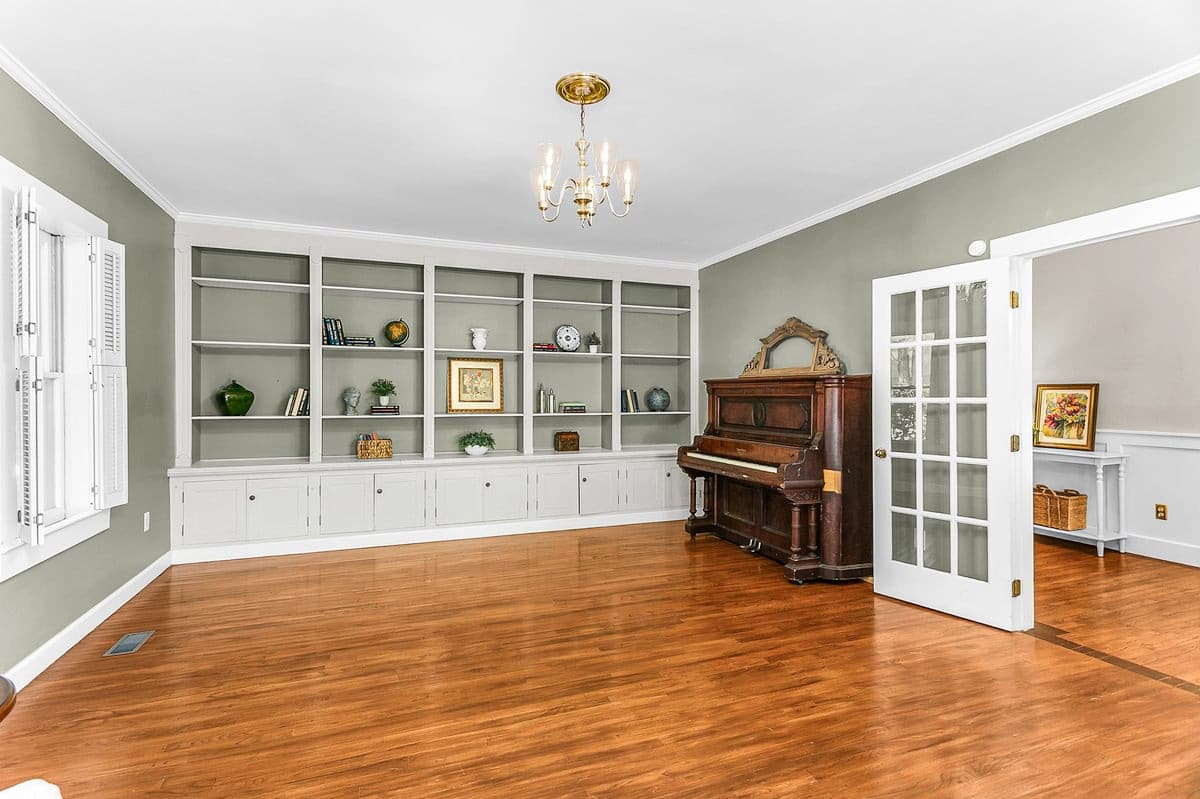 Photo 6 - 114 N Occoneechee Street, Hillsborough, NC 27278, Hillsborough