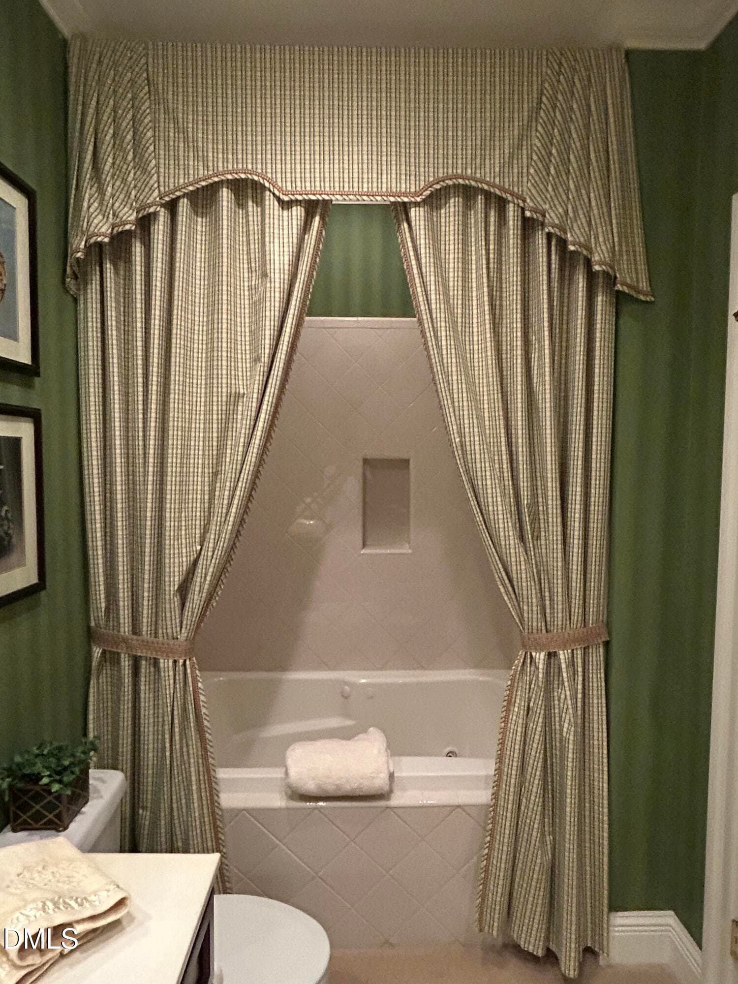 Hall bath - 2801 Glenwood Gardens Lane 205, Raleigh, NC 27608, Raleigh