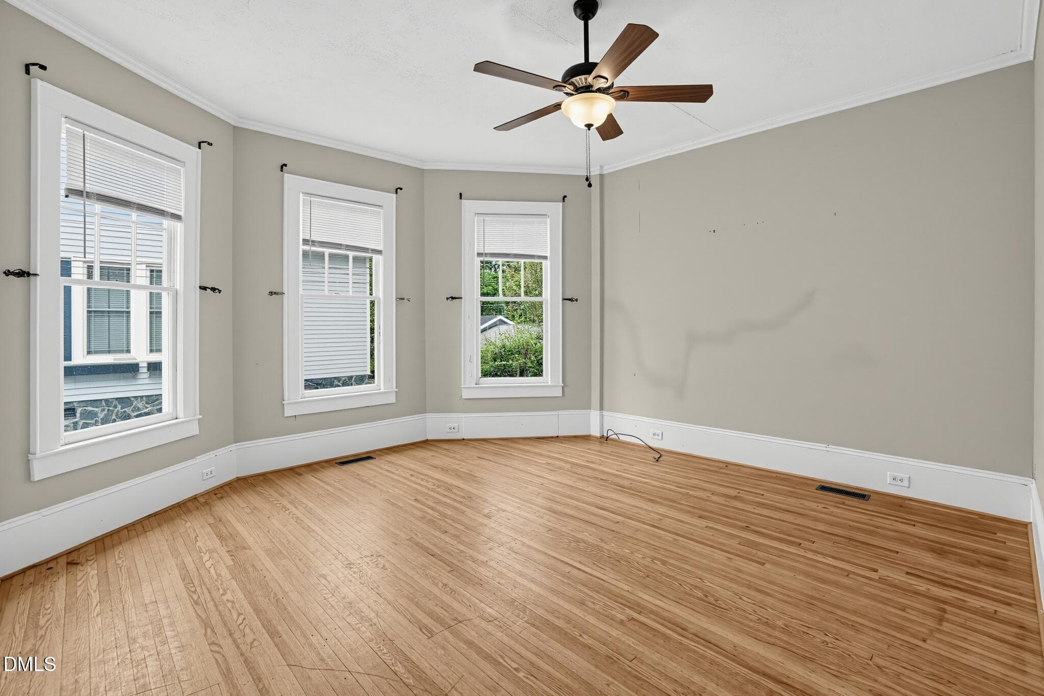 26_616_E_Pine_St-Living_room-6815 - 616 E Pine Street, Lincolnton, NC 28092