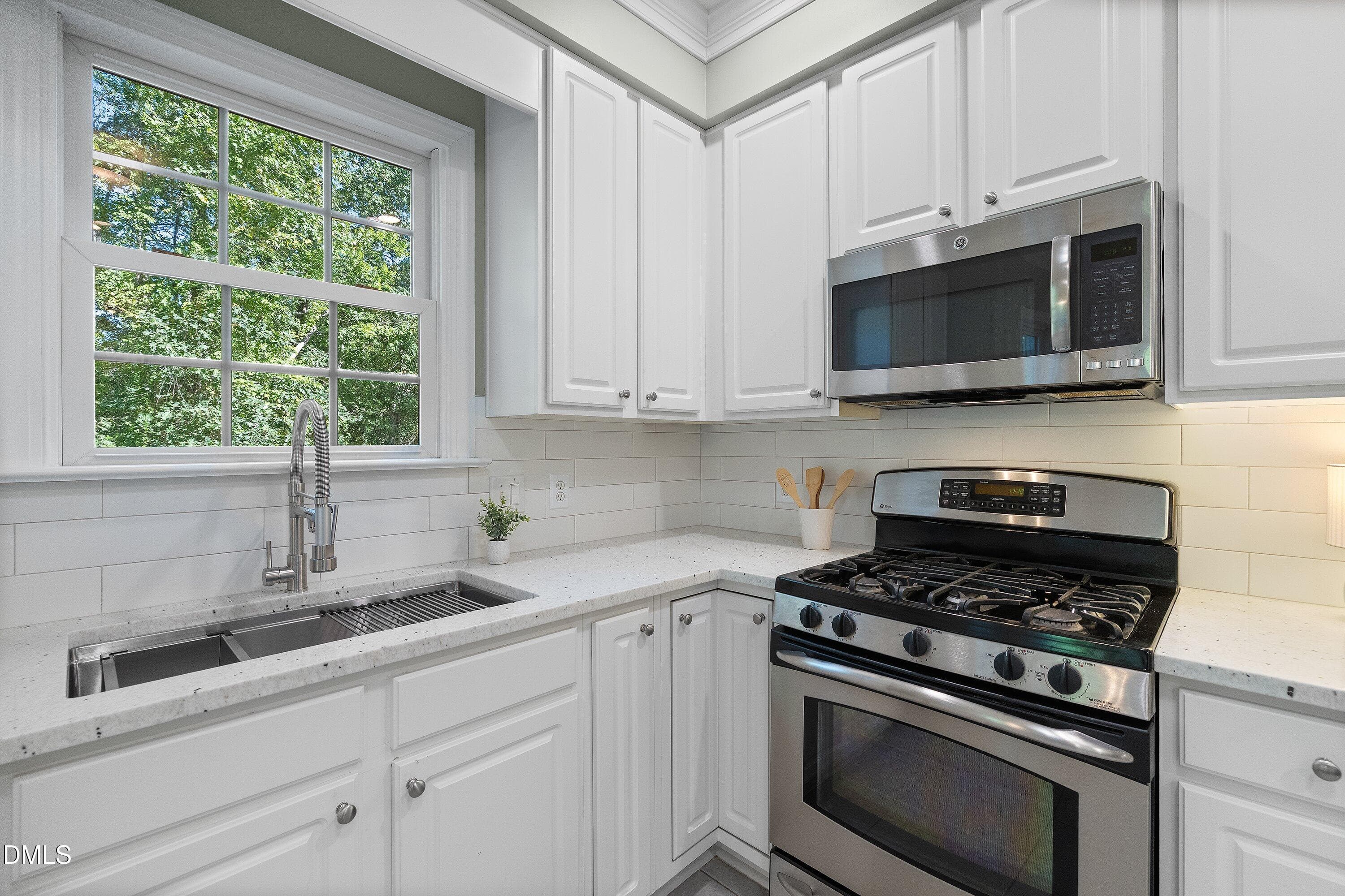 Gas Range - 1359 Stone Lion Drive, Fuquay Varina, NC 27526