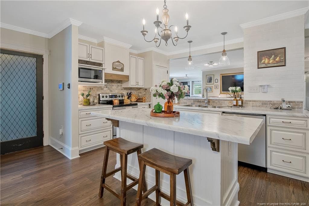 ISLAND W/BREAKFAST SEATING - 220 E David Parnell Street, Parkton, NC 28371
