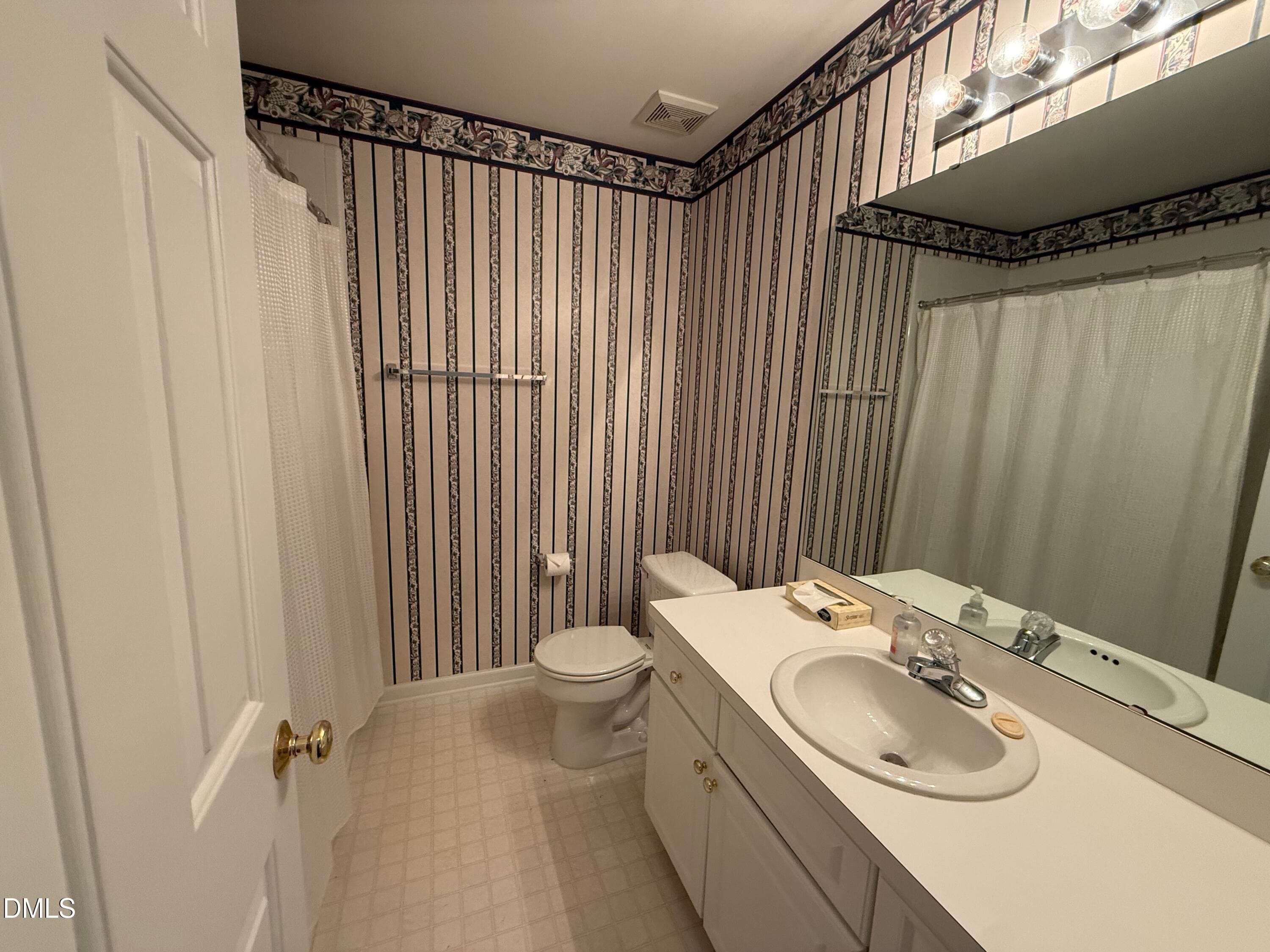 Second floor bathroom - 8200 Hempshire Place, Raleigh, NC 27613