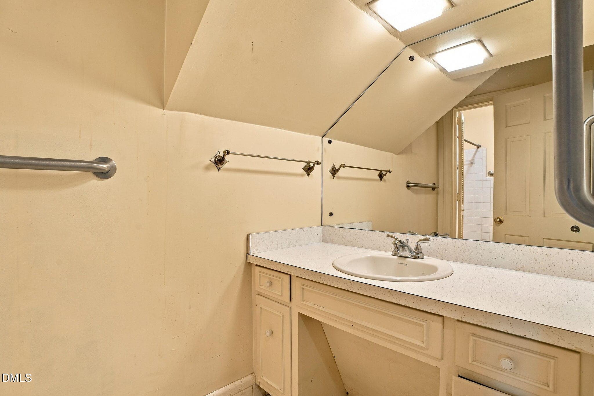 Hall Bath - 209 Brentwood Drive N, Wilson, NC 27893, Wilson