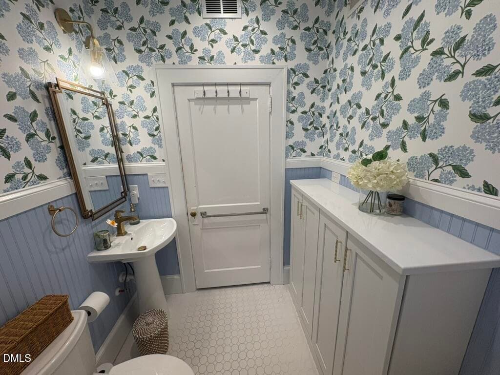 holden bath 2 - 504 Holden Street, Raleigh, NC 27604
