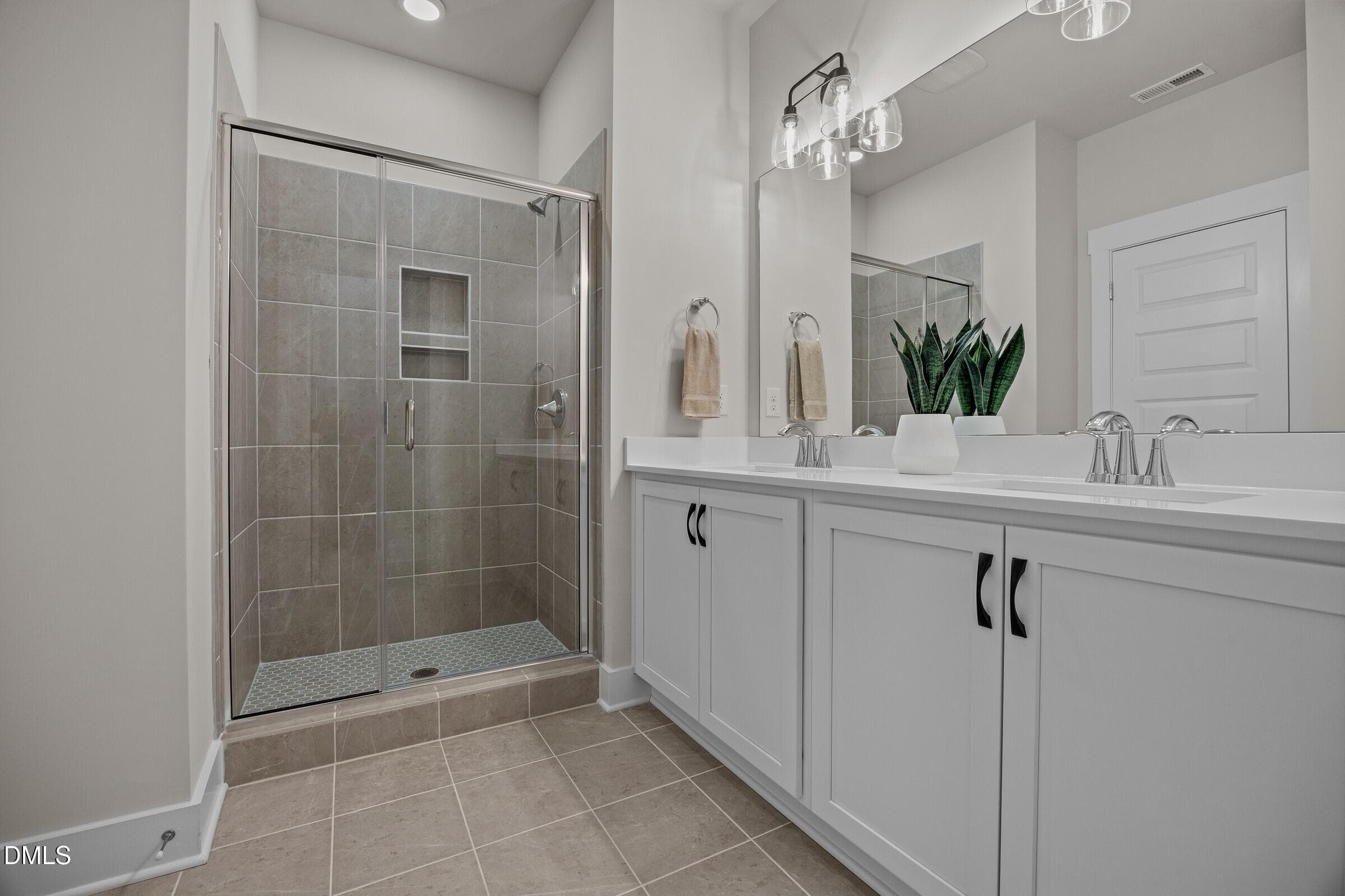 AP2-0271 - Primary Bathroom - 735 Central Pk Drive, Raleigh, NC 27604