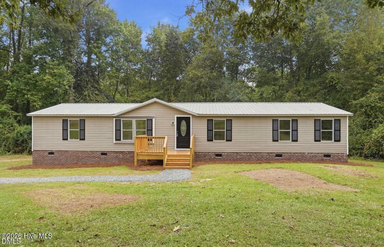 Manufactured Home at 116 Avon Lane, Newton Grove, NC 28366, photo 2 of 29