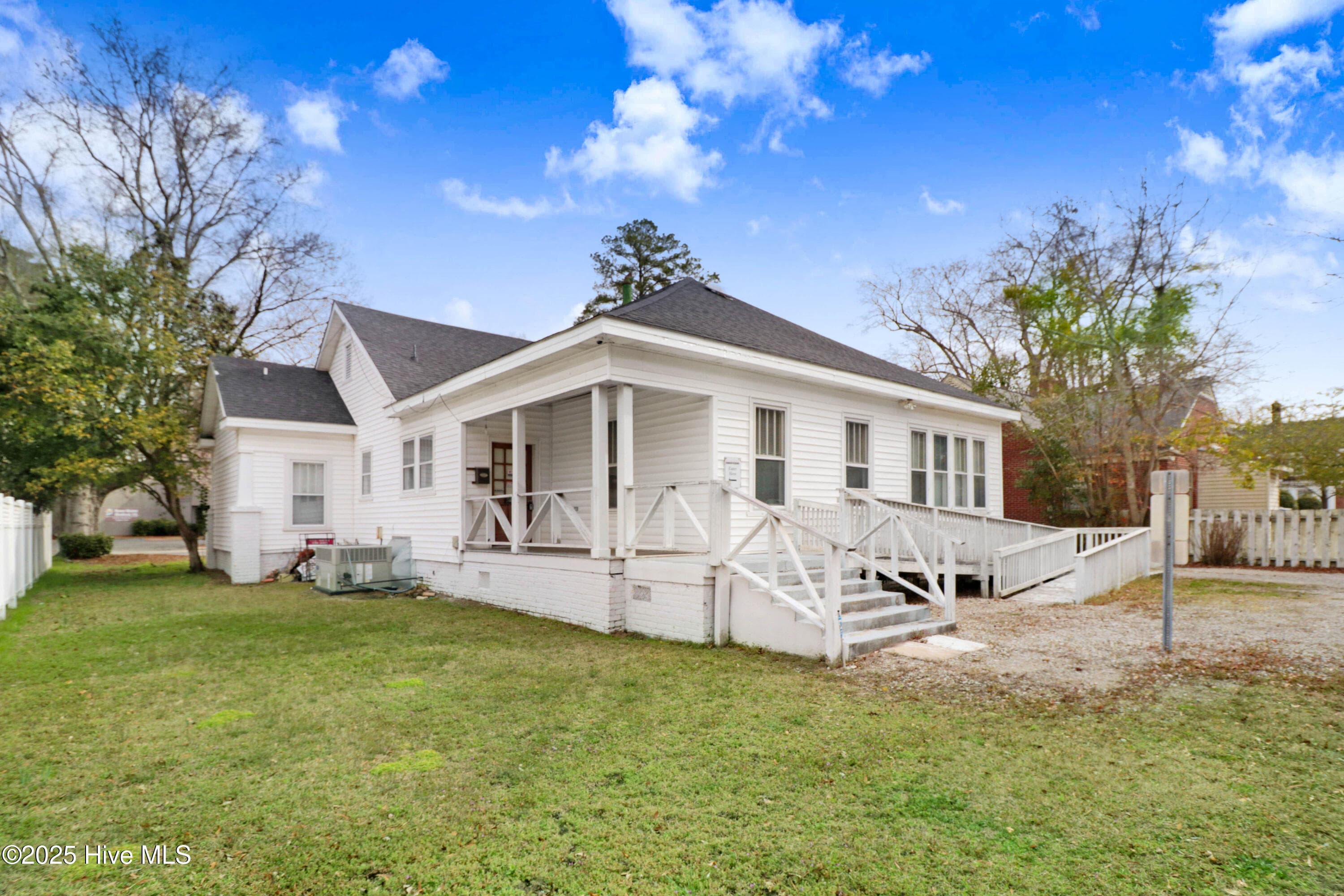 Single Family Residence at 1206 E Ash Street, Goldsboro, NC 27530, photo 5 of 19
