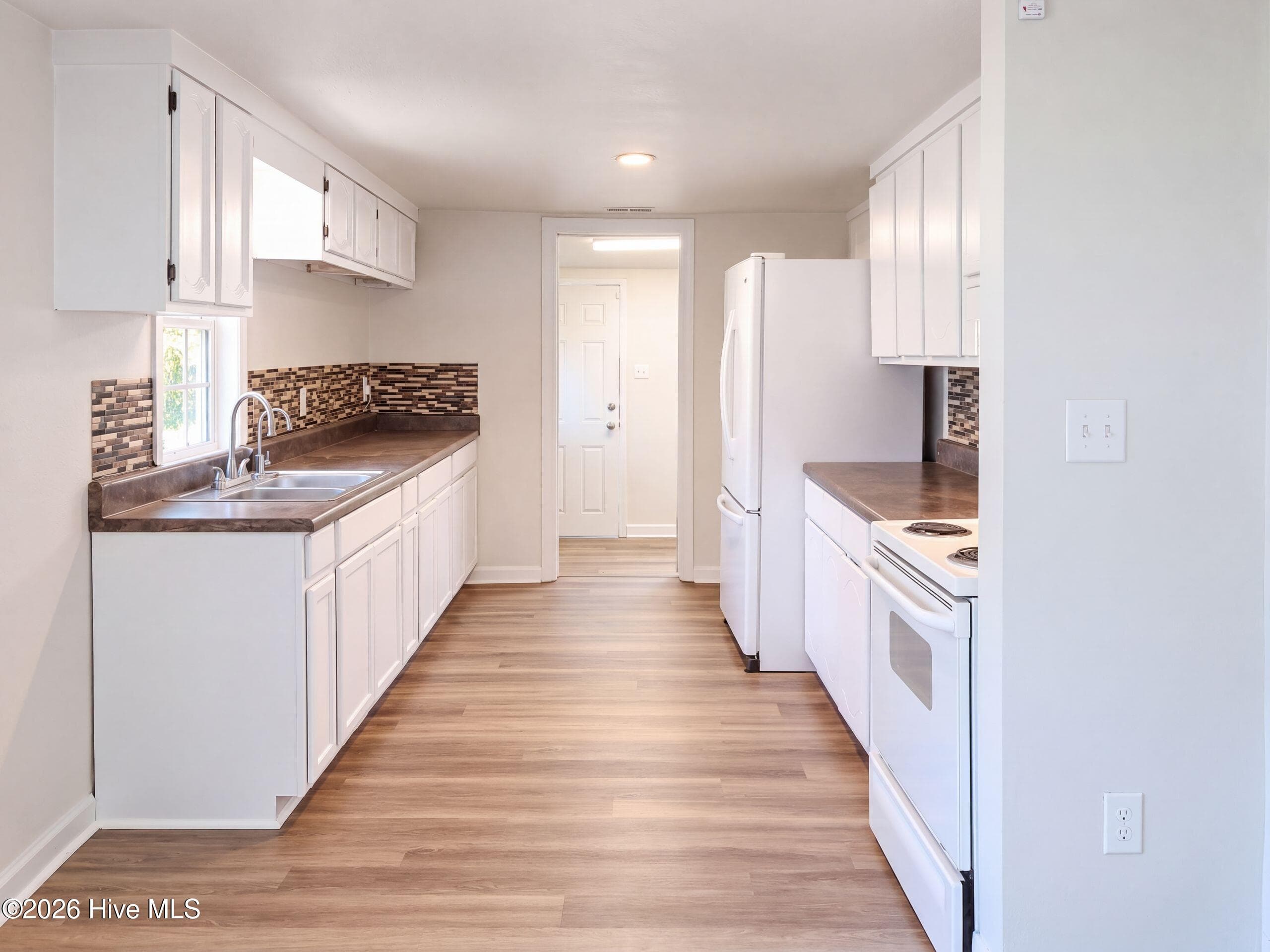 Single Family Residence at 206 N Poplar Street E, New Bern, NC 28560, New Bern, photo 2 of 14
