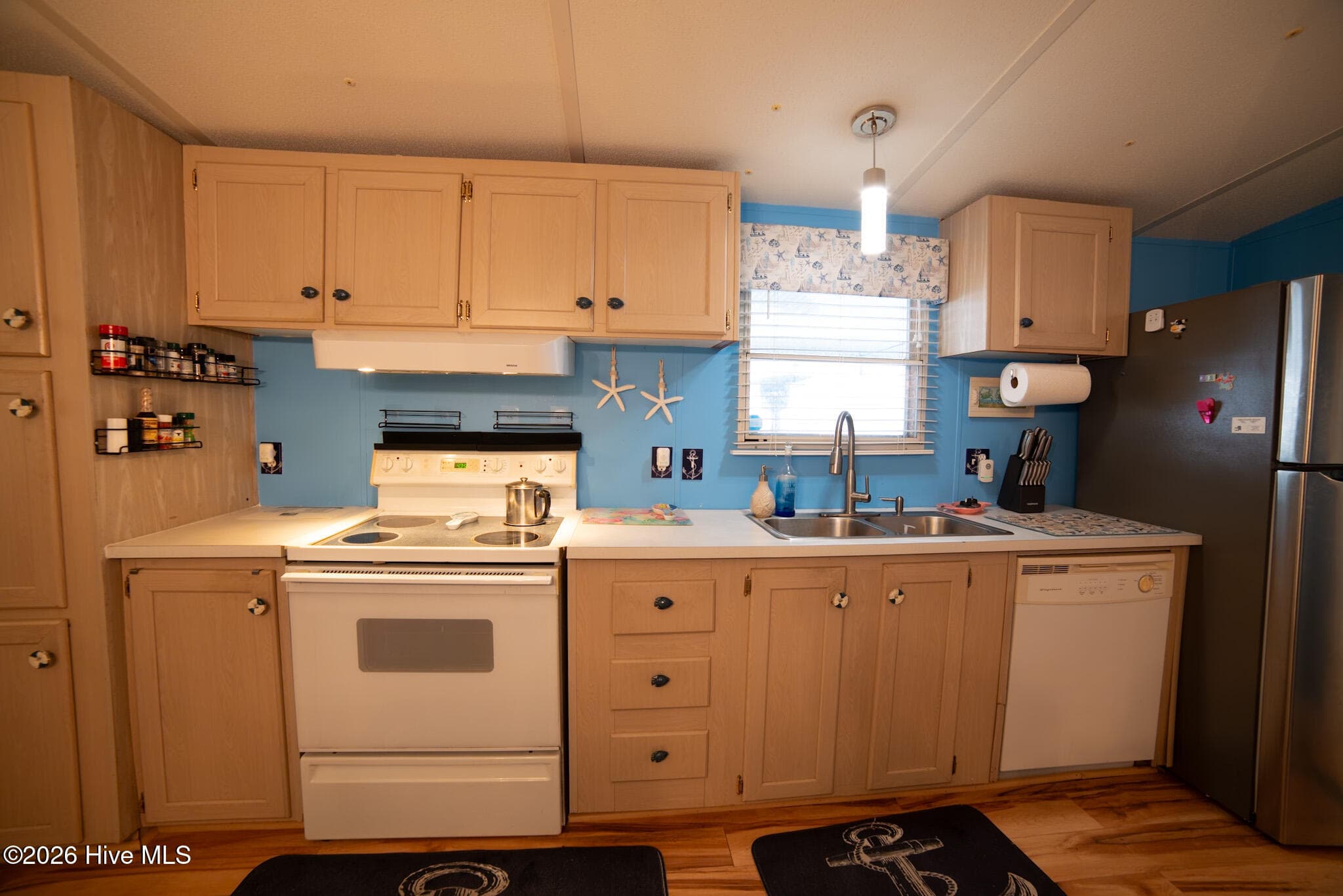 Manufactured Home at 1510 Salter Path Road 15, Indian Beach, NC 28512, photo 2 of 3