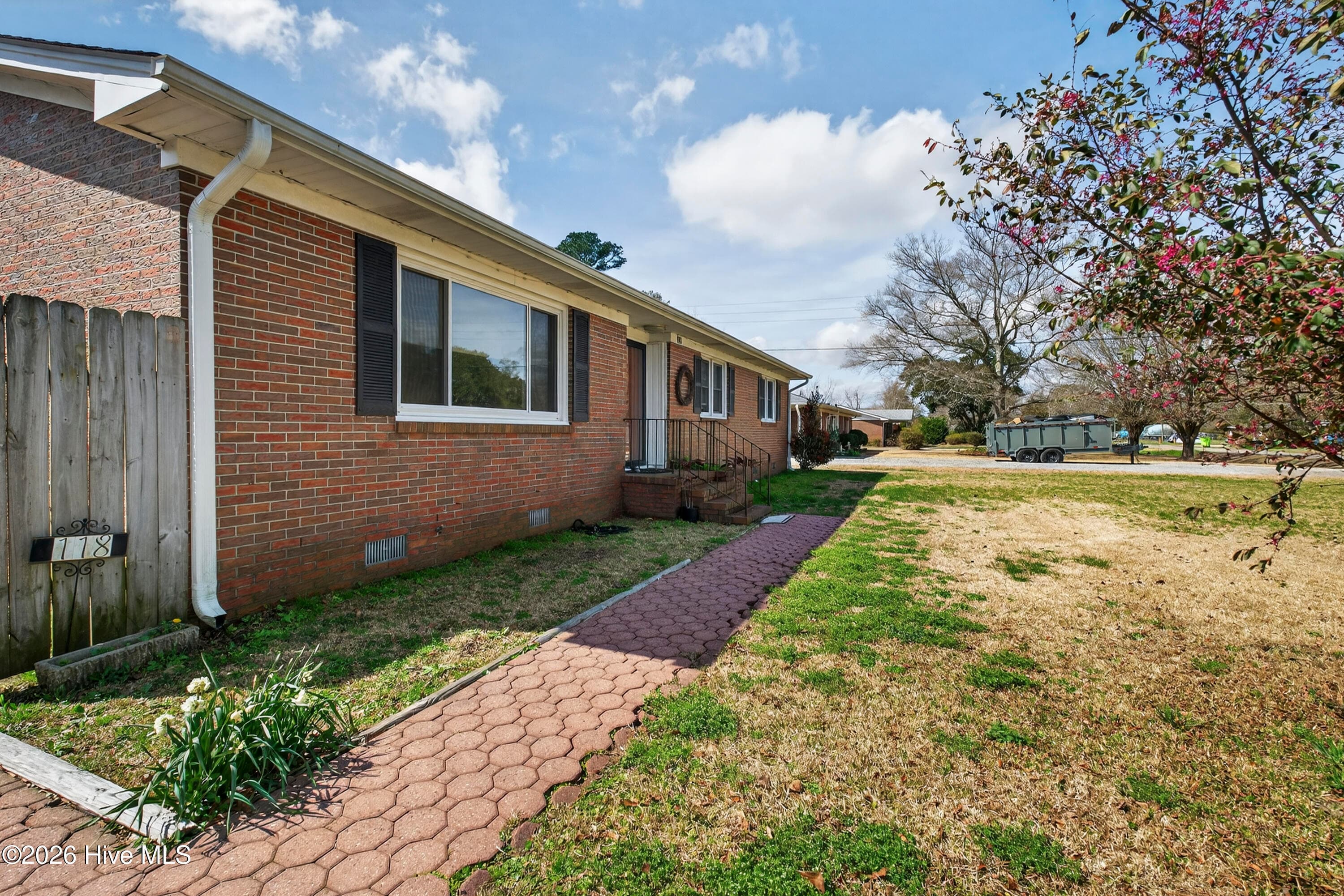 Single Family Residence at 118 Jamaica Drive, Wilmington, NC 28401, photo 2 of 7