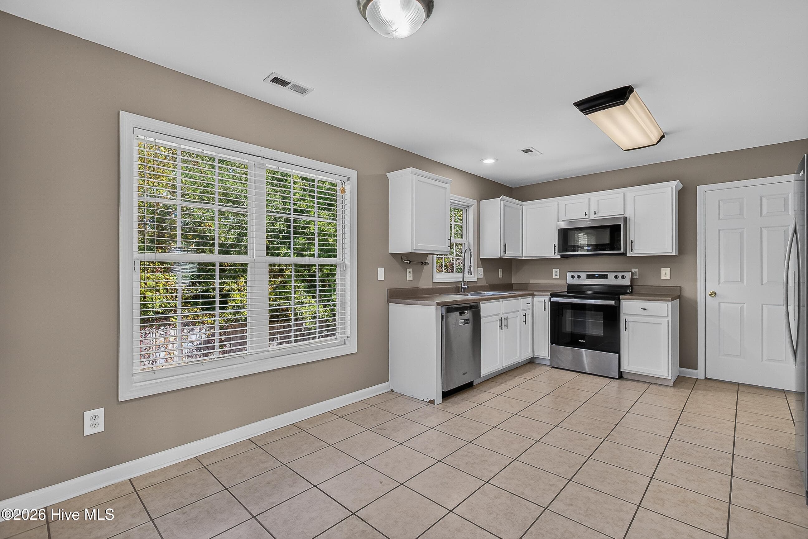 Single Family Residence at 172 E Ridge Court, Jacksonville, NC 28540, photo 14 of 50