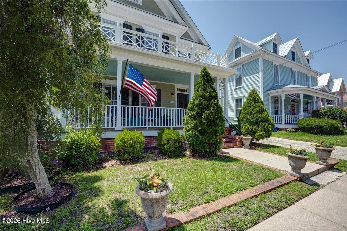 sidewalk views - 405 Hancock Street, New Bern, NC 28560