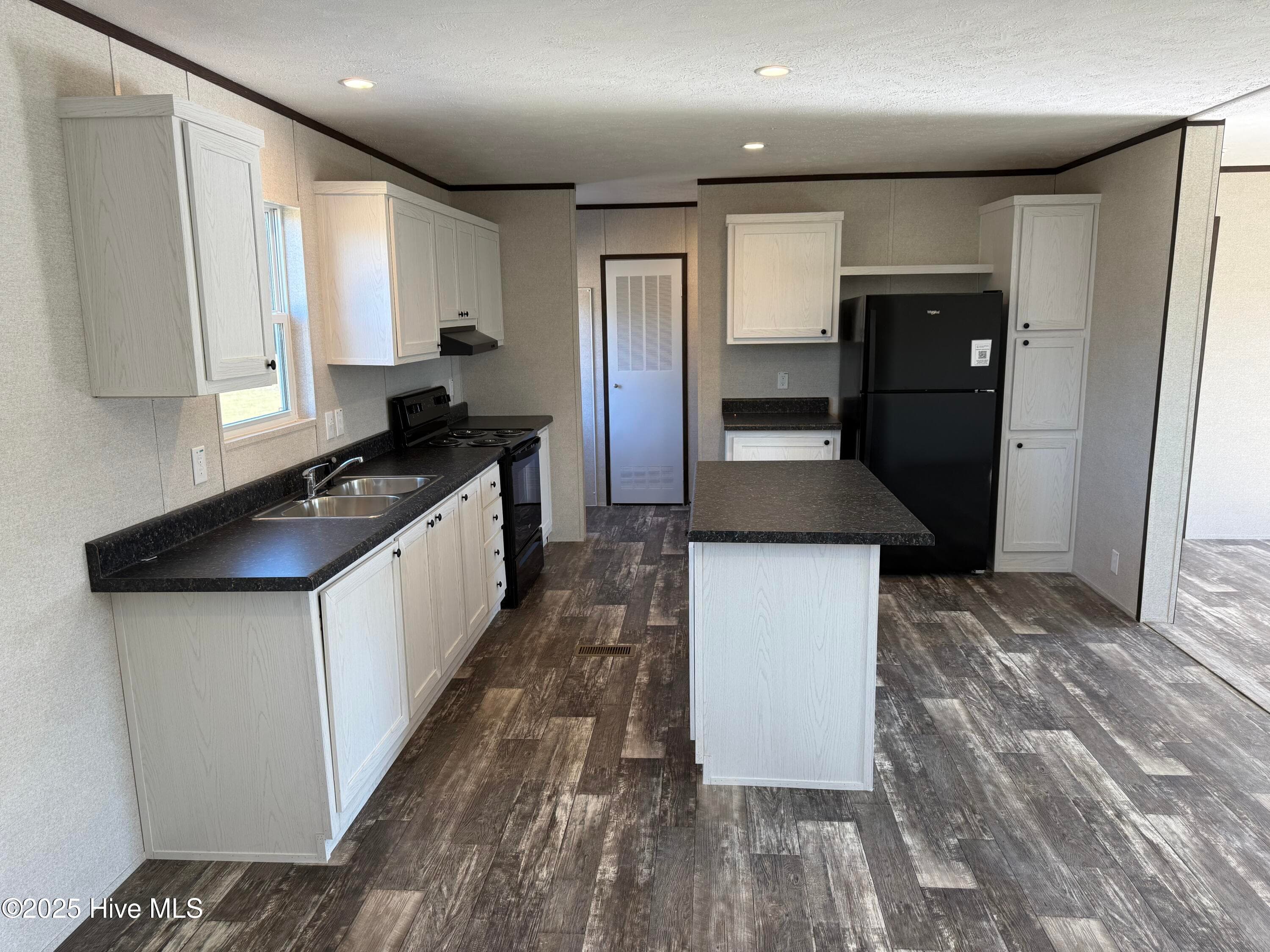 Manufactured Home at 2227 Twisted Hickory Road, Elizabethtown, NC 28337, photo 9 of 27