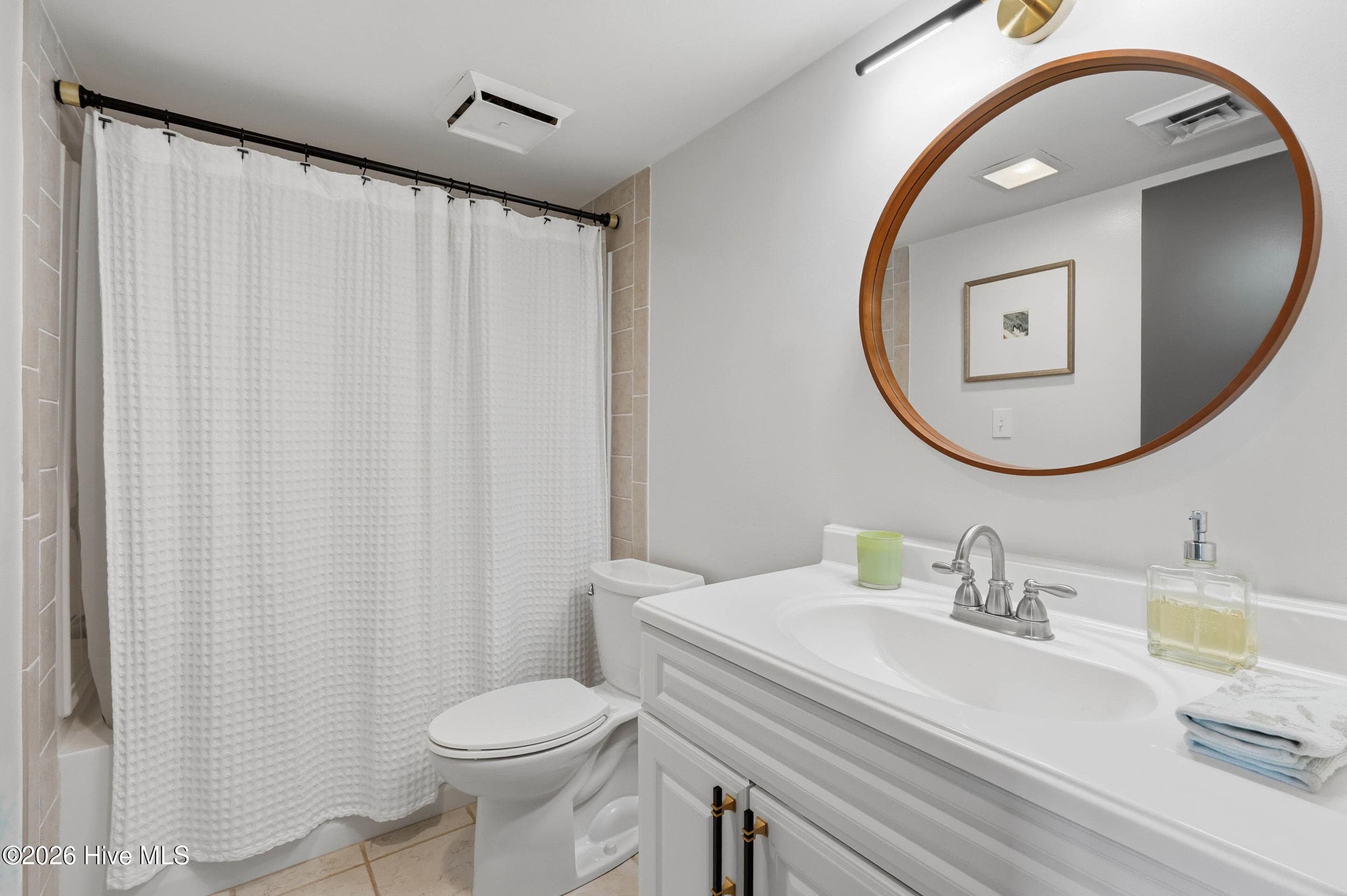 Second/Hall Bath - 322 Causeway Drive Ste 401, Wrightsville Beach, NC 28480