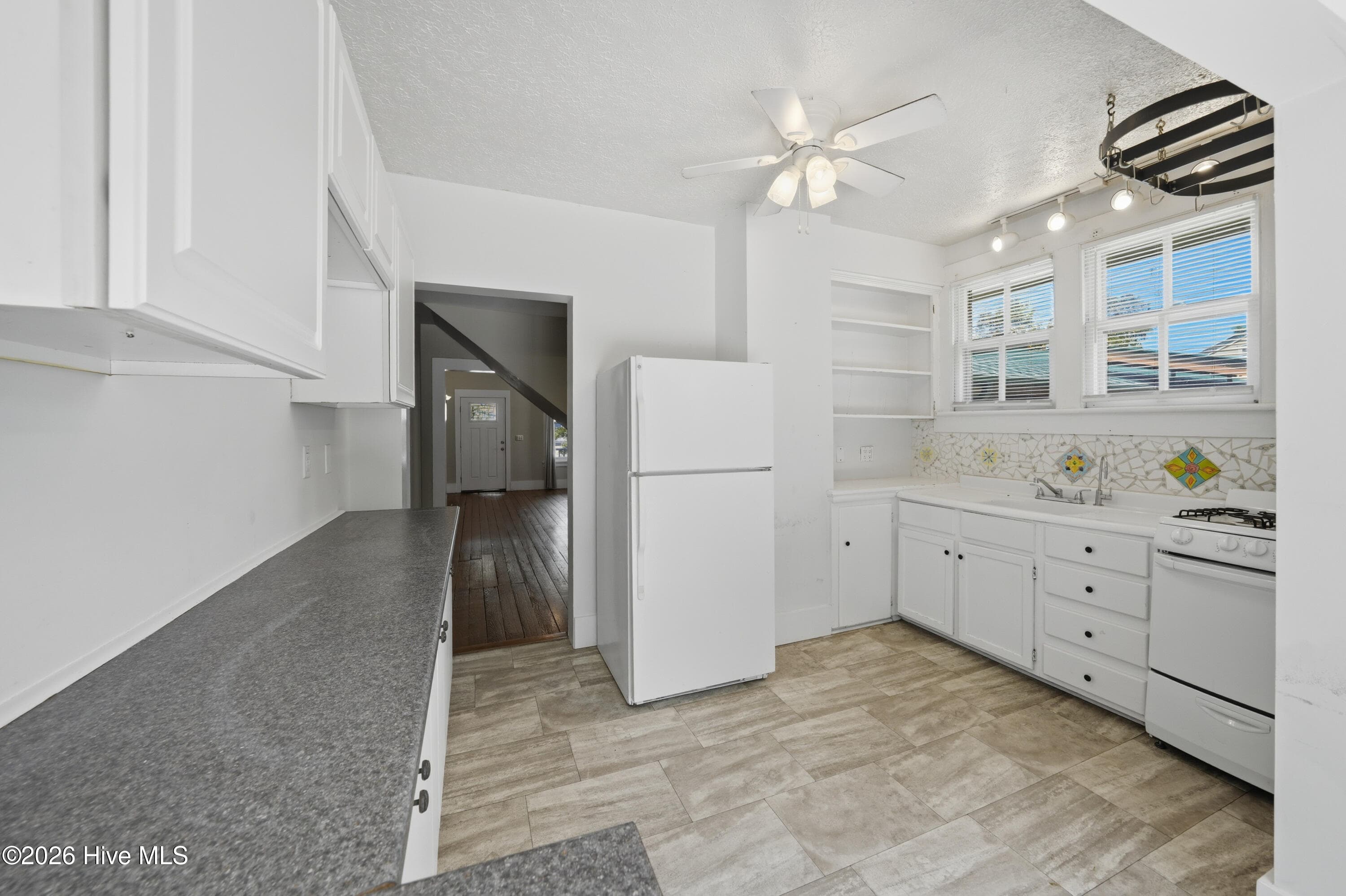 Single Family Residence at 2055 Washington Street, Wilmington, NC 28401, photo 9 of 28