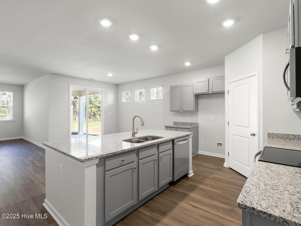 Single Family Residence at 424 Matthews Farm Road Lot 180, Hubert, NC 28539, photo 7 of 38